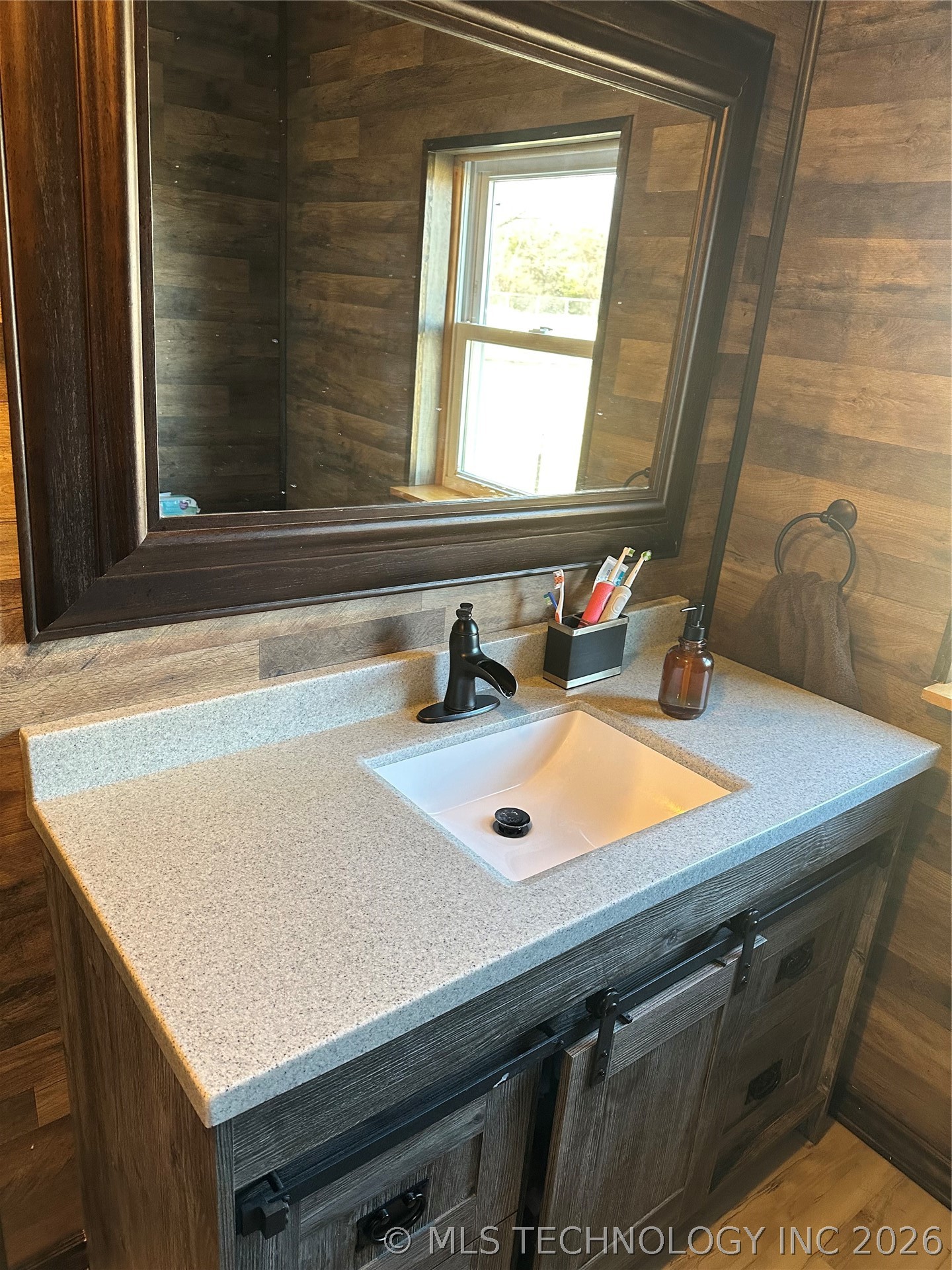 1038 S Little Avenue Property Photo 8