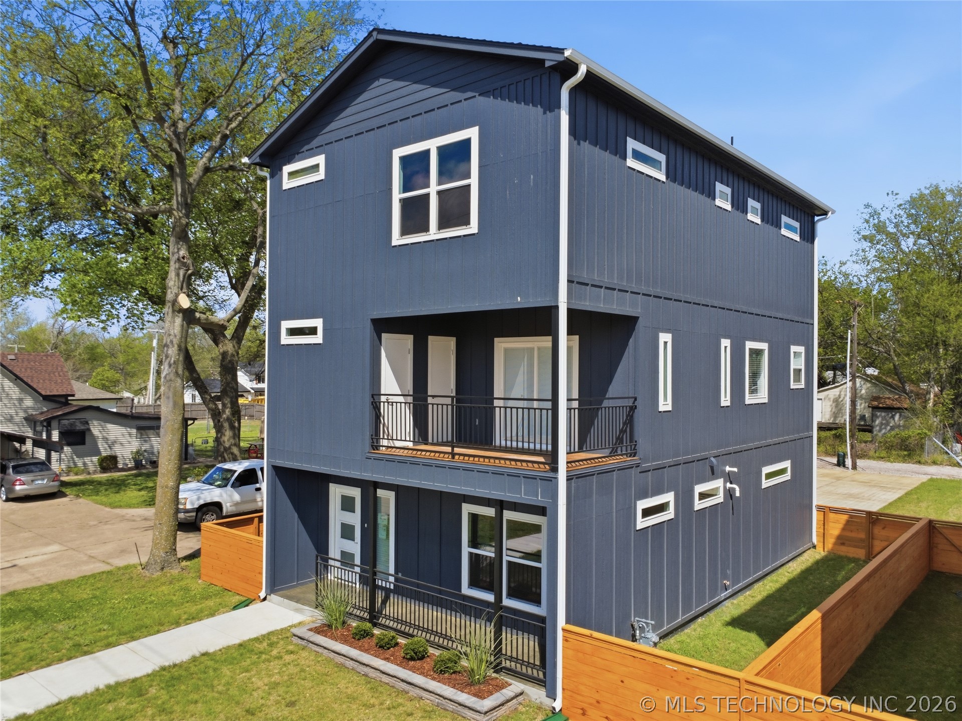 208 W Houston Street Property Photo 1