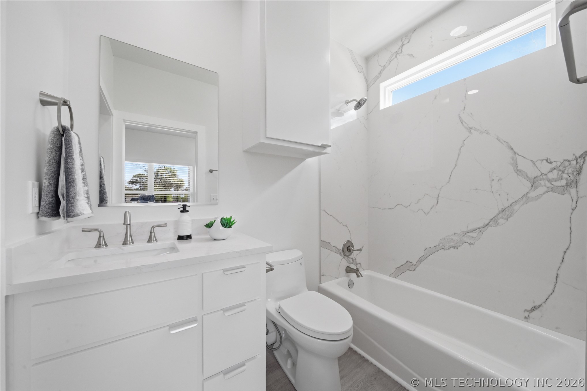 208 W Houston Street Property Photo 6