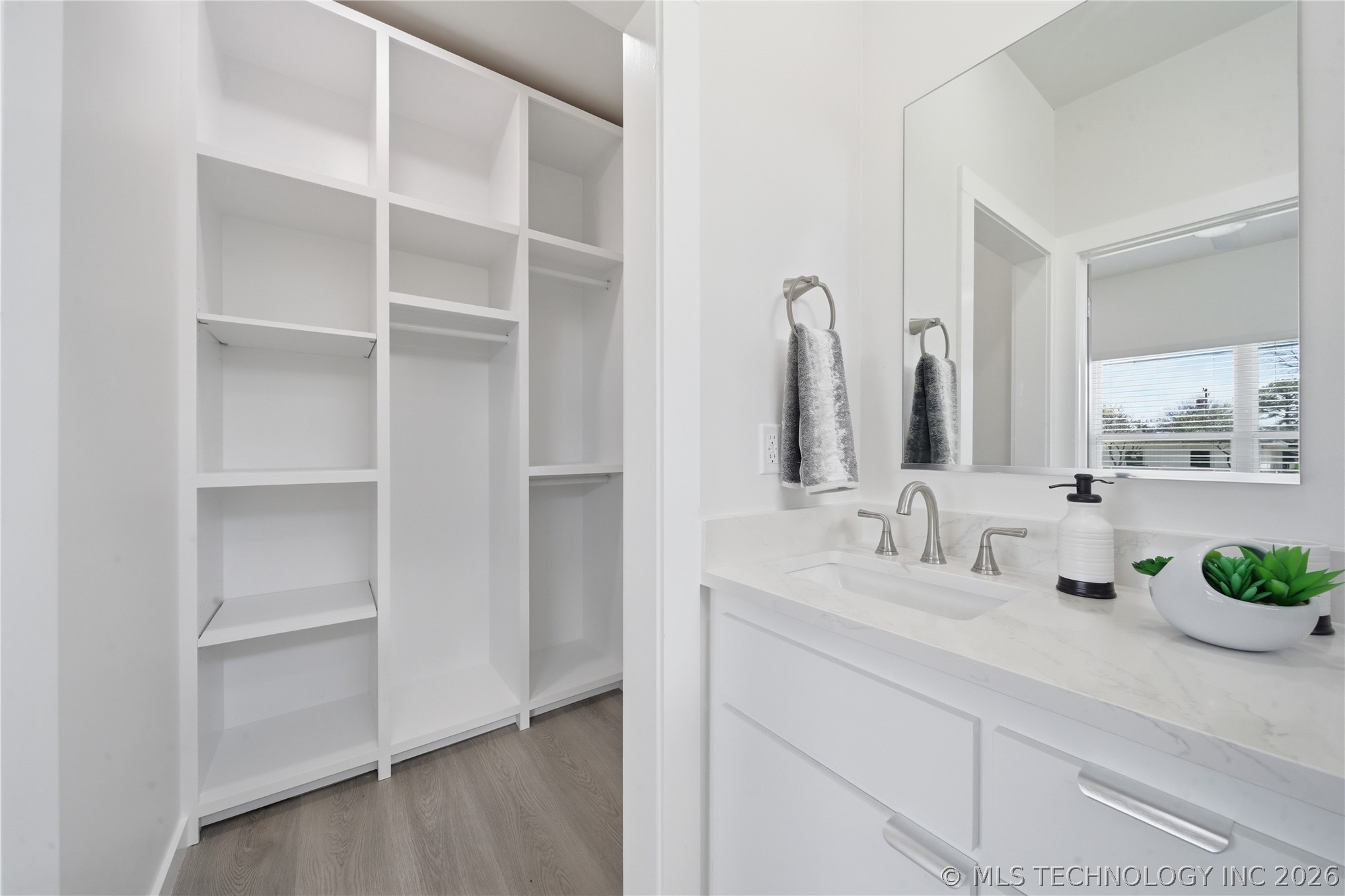 208 W Houston Street Property Photo 7