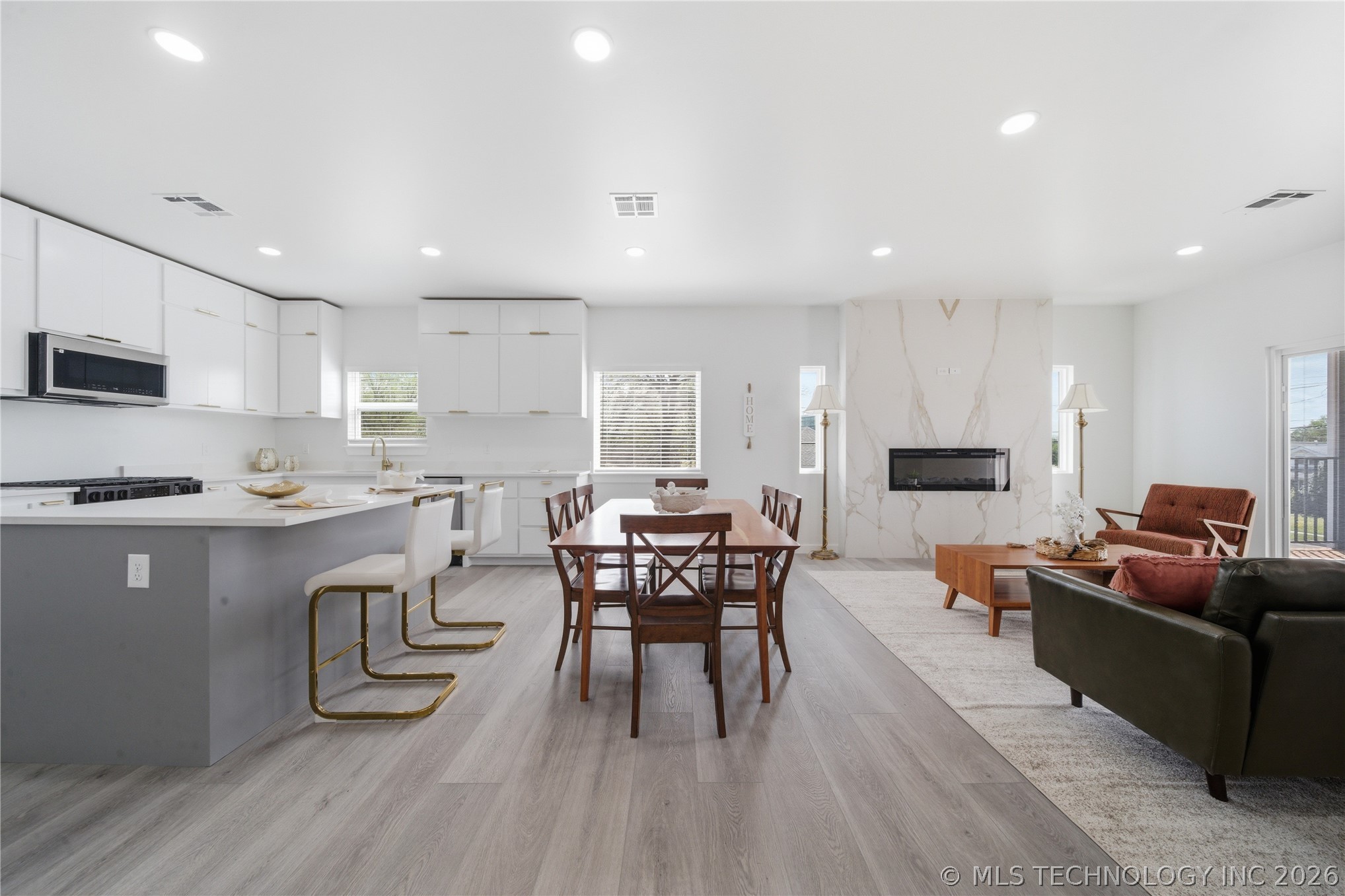 208 W Houston Street Property Photo 8