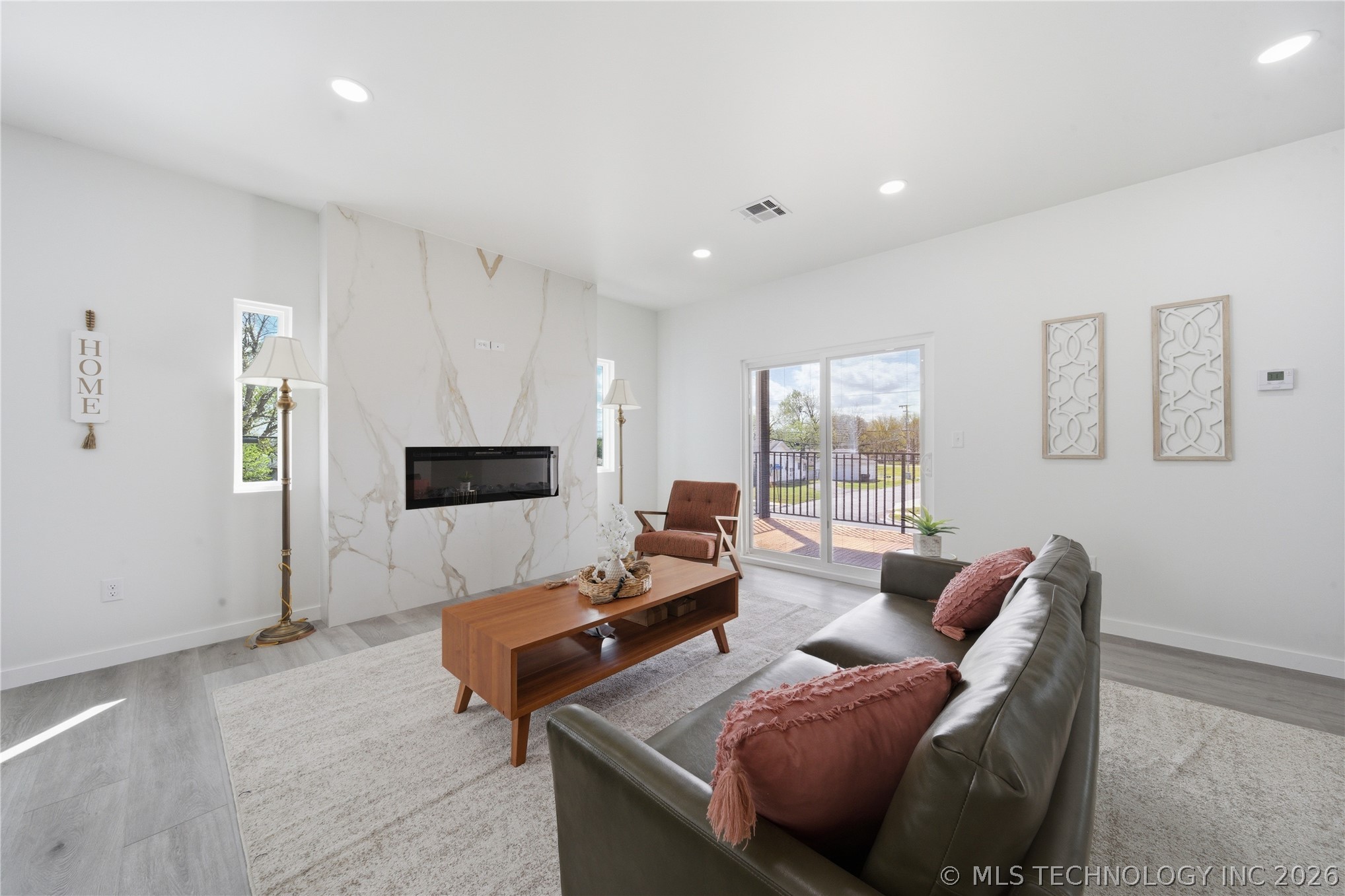 208 W Houston Street Property Photo 9