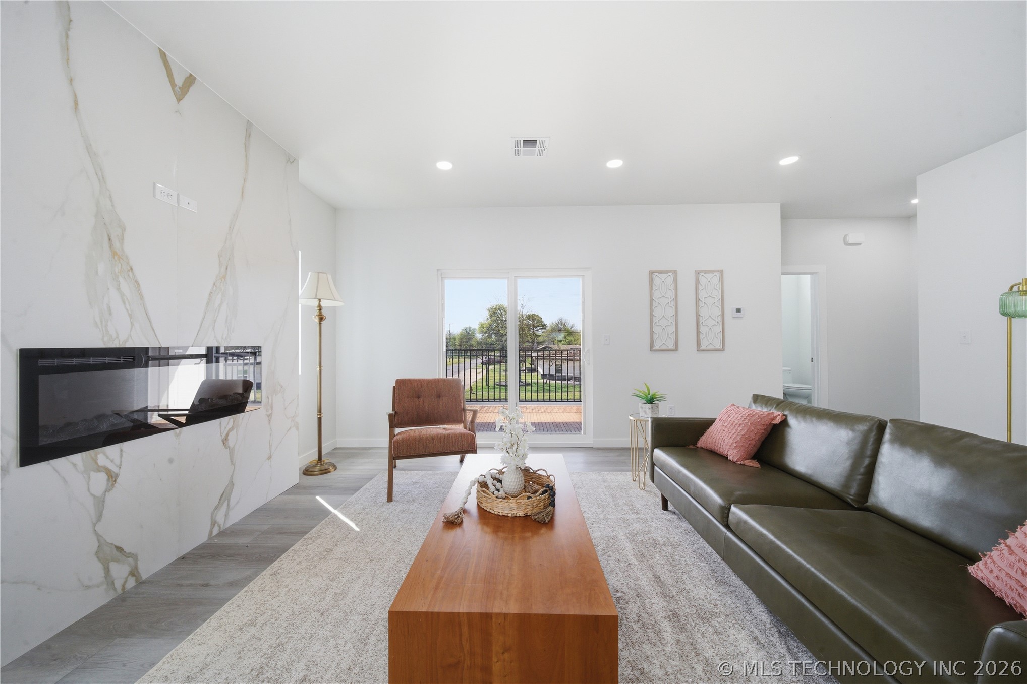 208 W Houston Street Property Photo 10