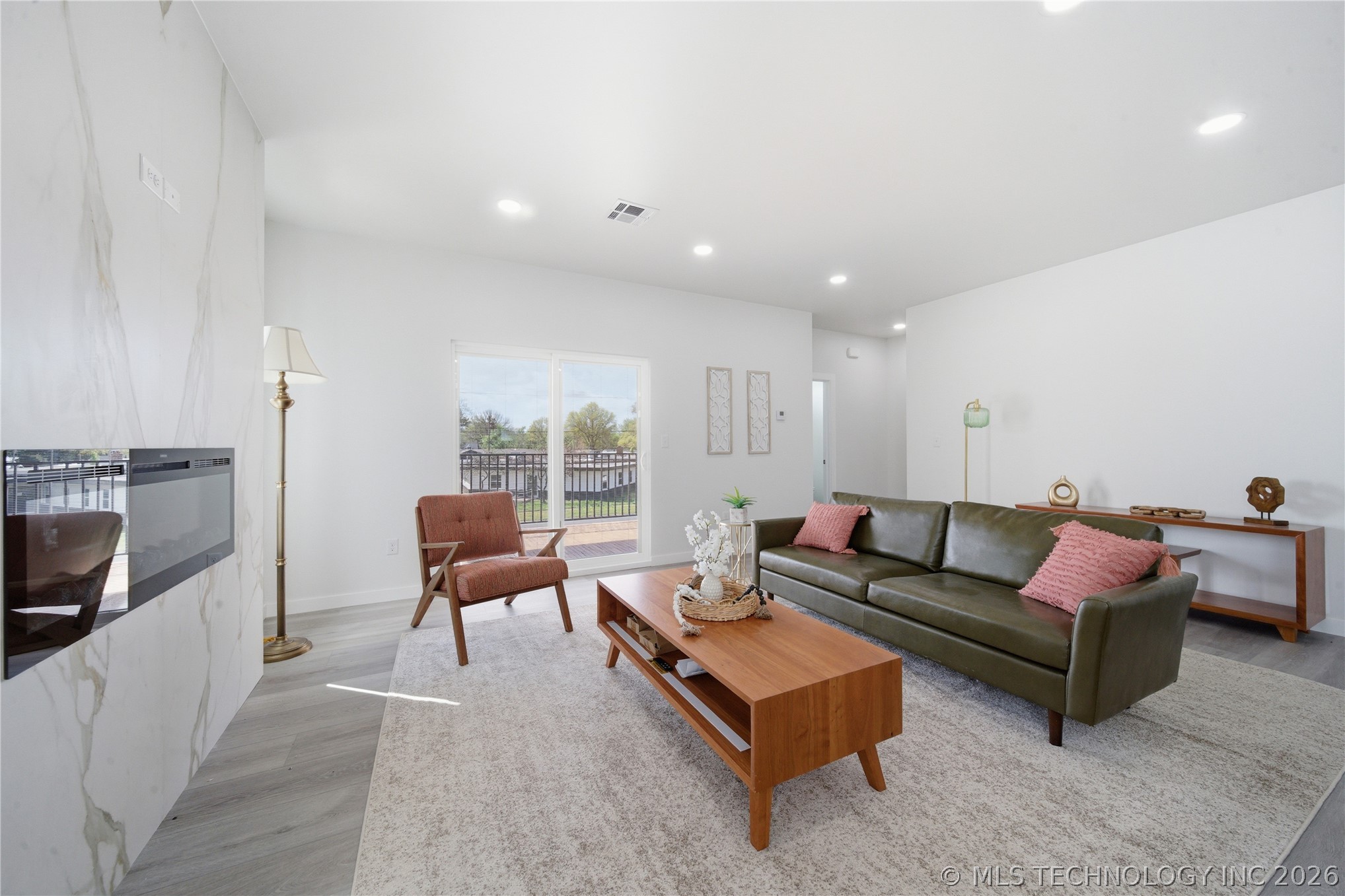 208 W Houston Street Property Photo 11