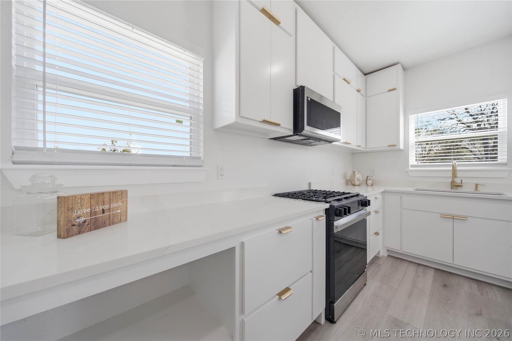 208 W Houston Street Property Photo 16