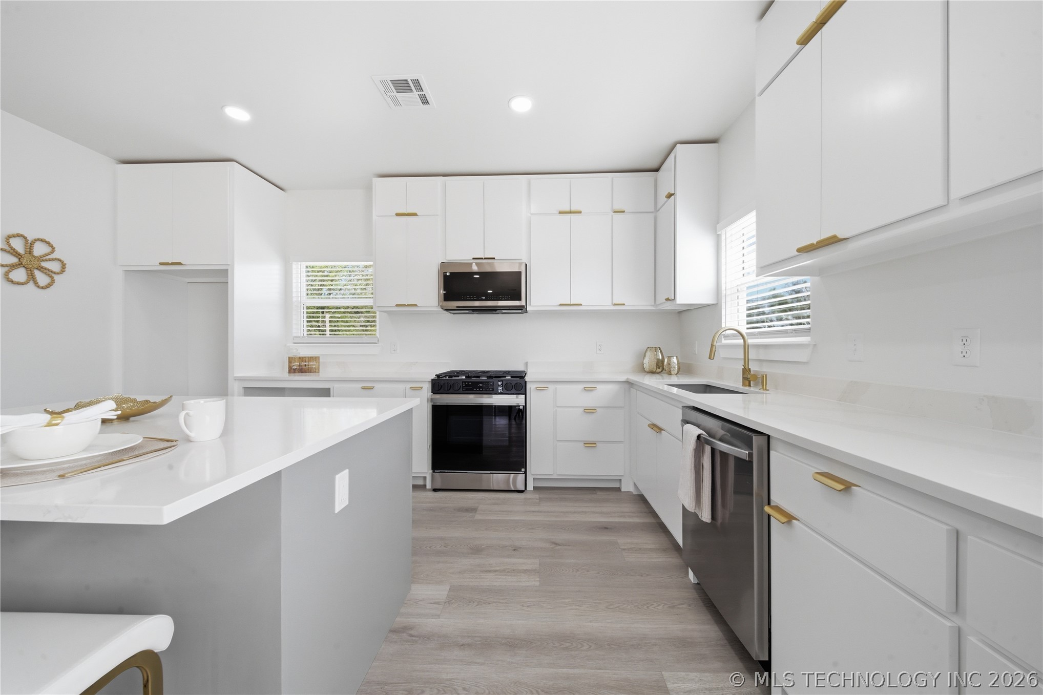 208 W Houston Street Property Photo 18
