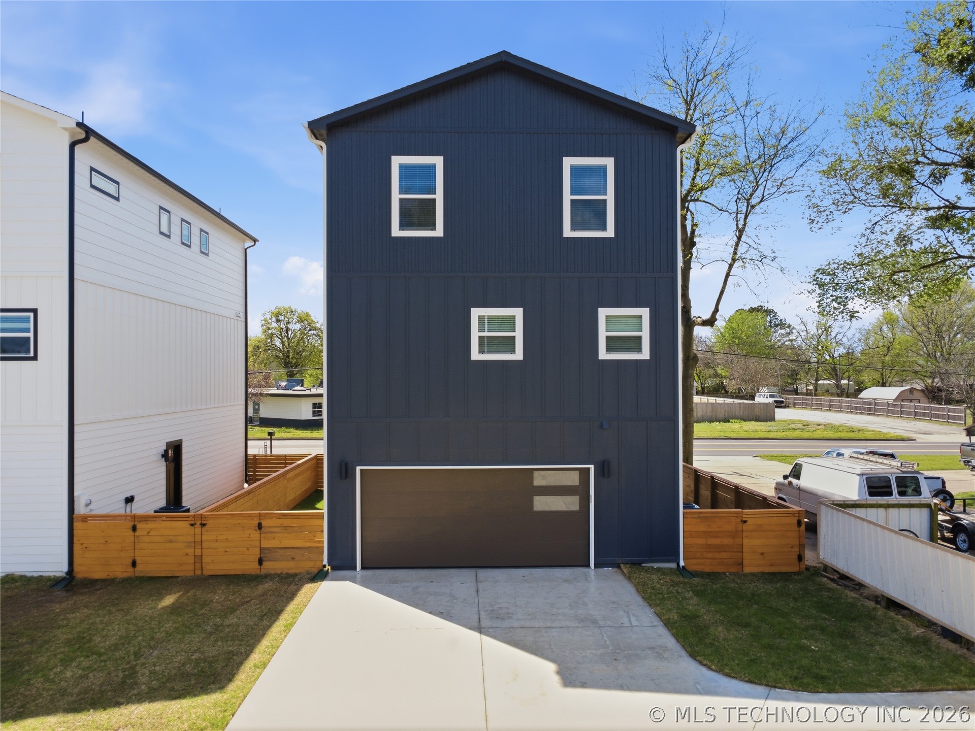 208 W Houston Street Property Photo 28