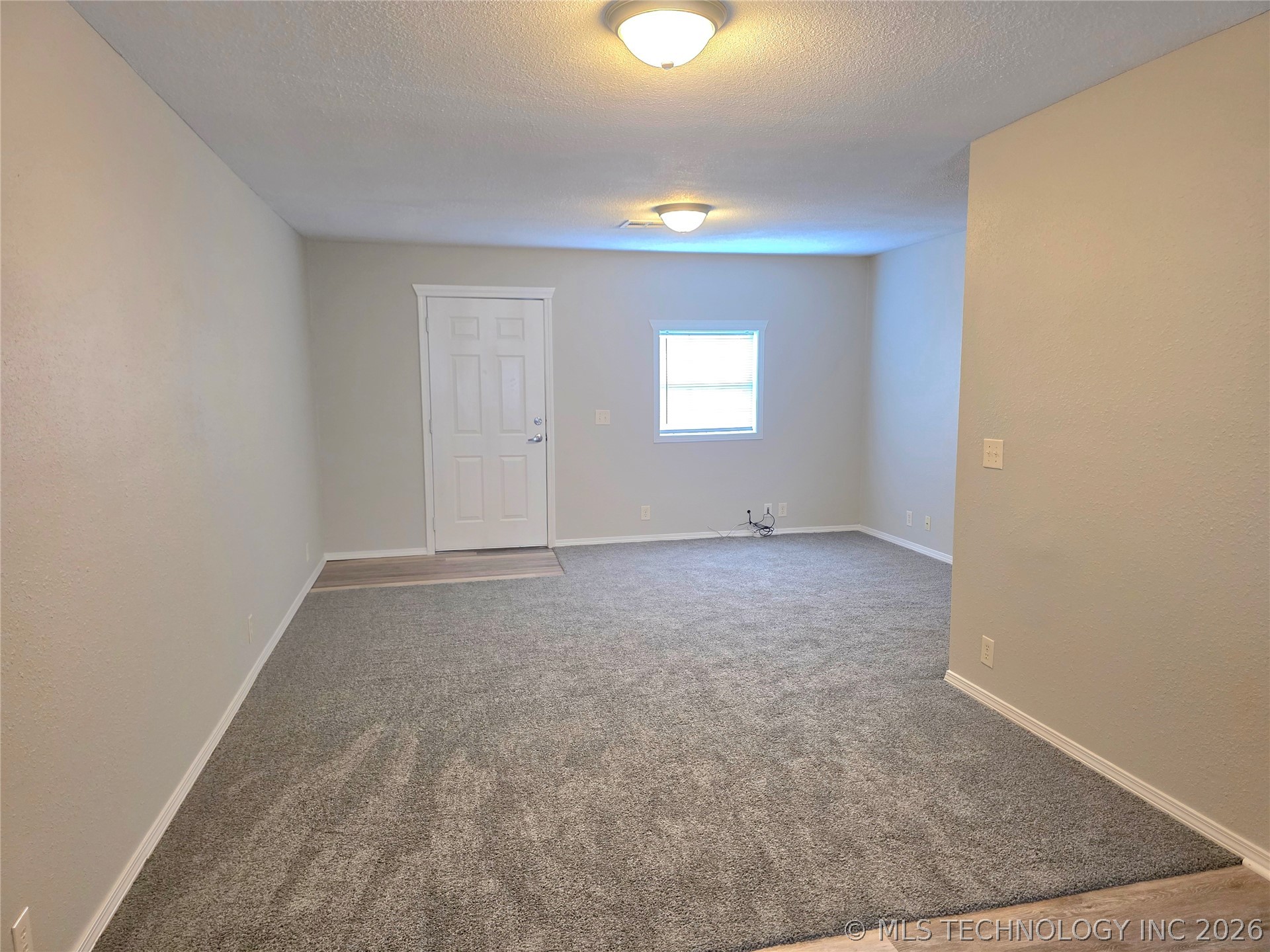 942 N Ross Avenue Property Photo 2