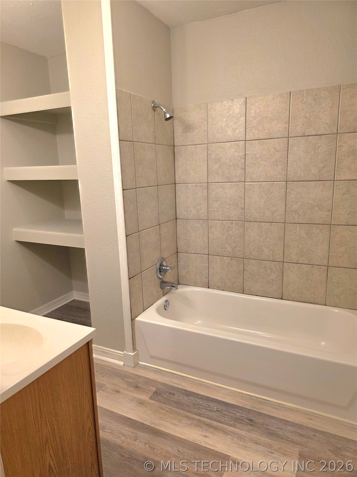 942 N Ross Avenue Property Photo 9