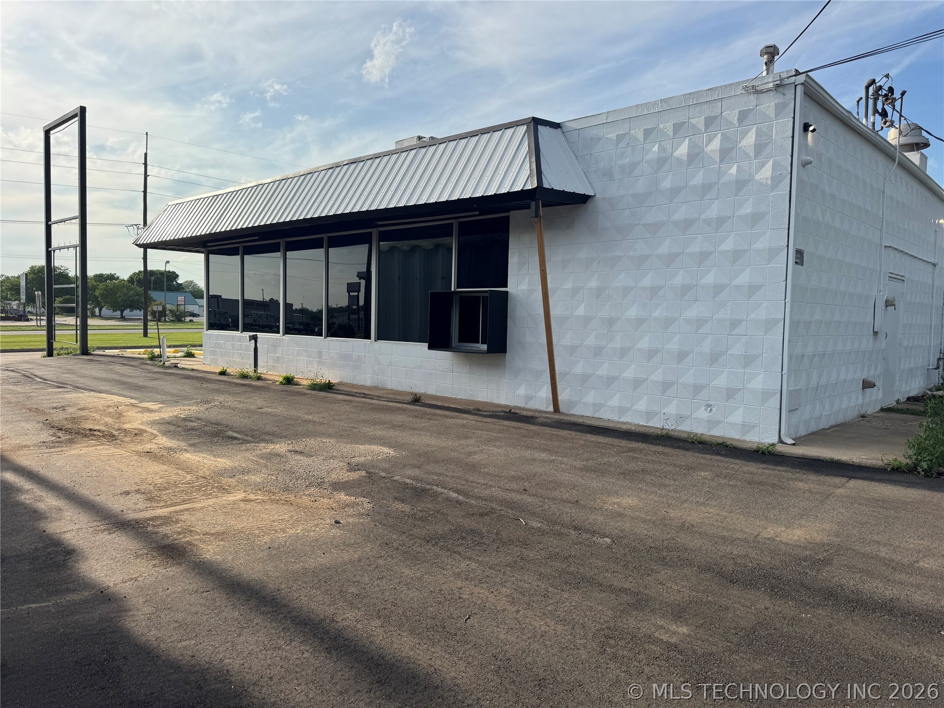 614 N Commerce Street Property Photo 14