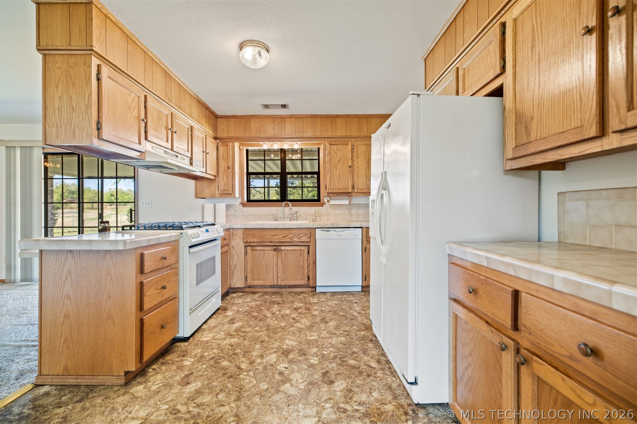 477343 E 1090 Property Photo 11