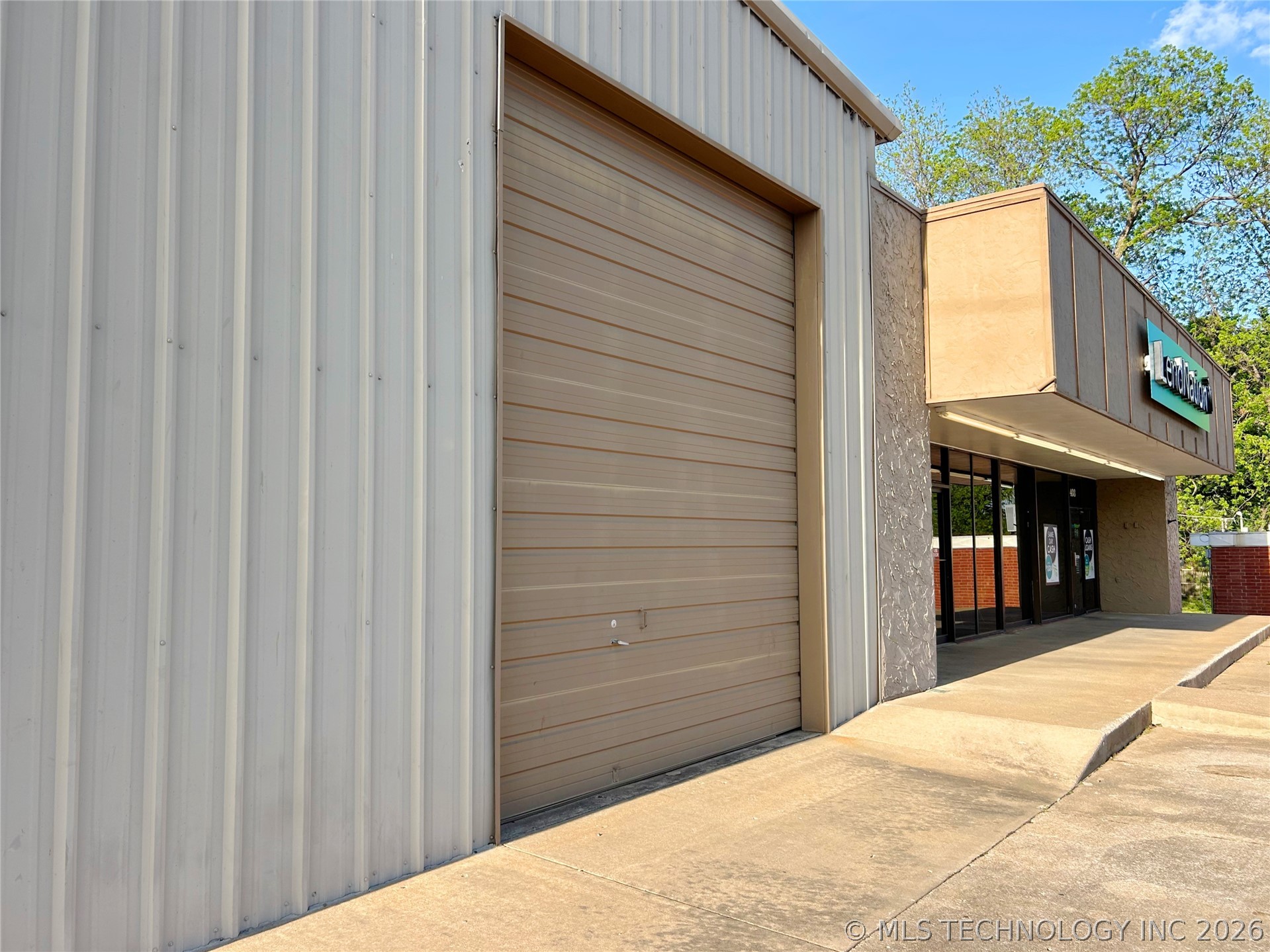 403 E 8th Street Property Photo 3