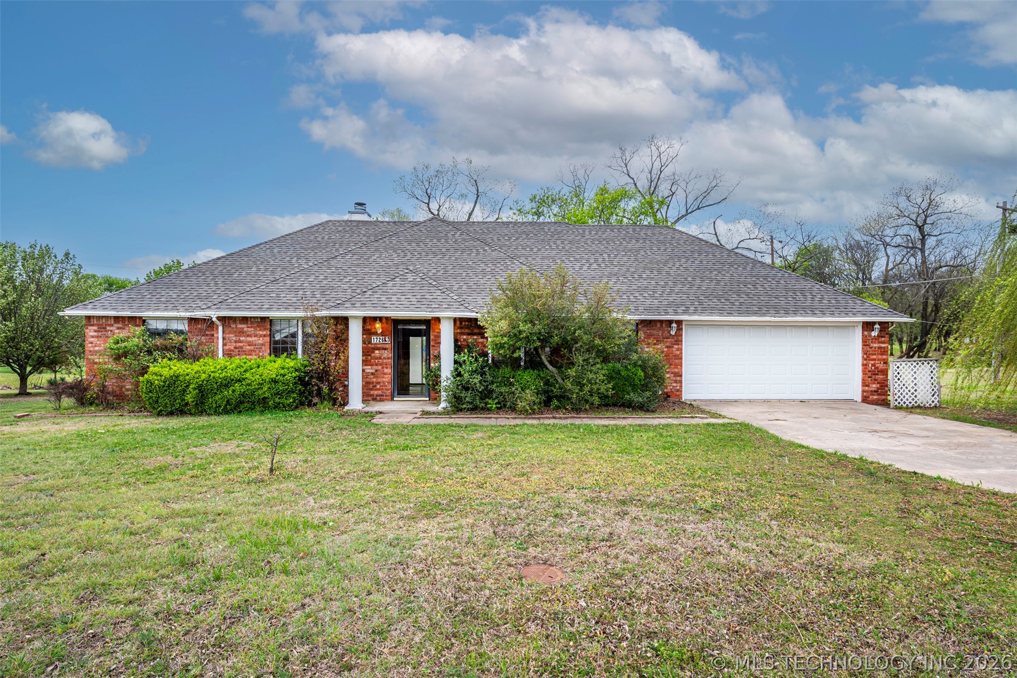 1726 Lakeview Drive Property Photo 1