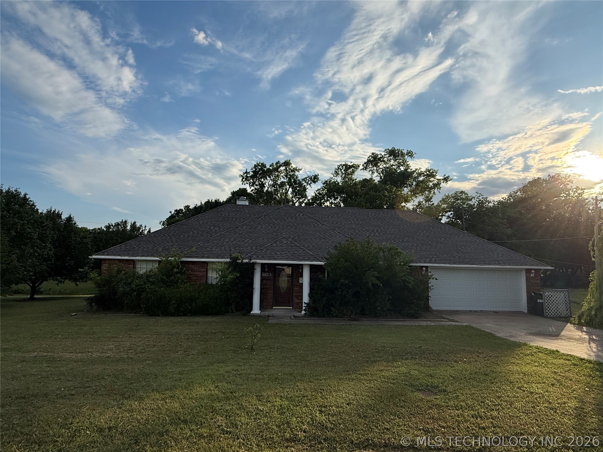 1726 Lakeview Drive Property Photo 2