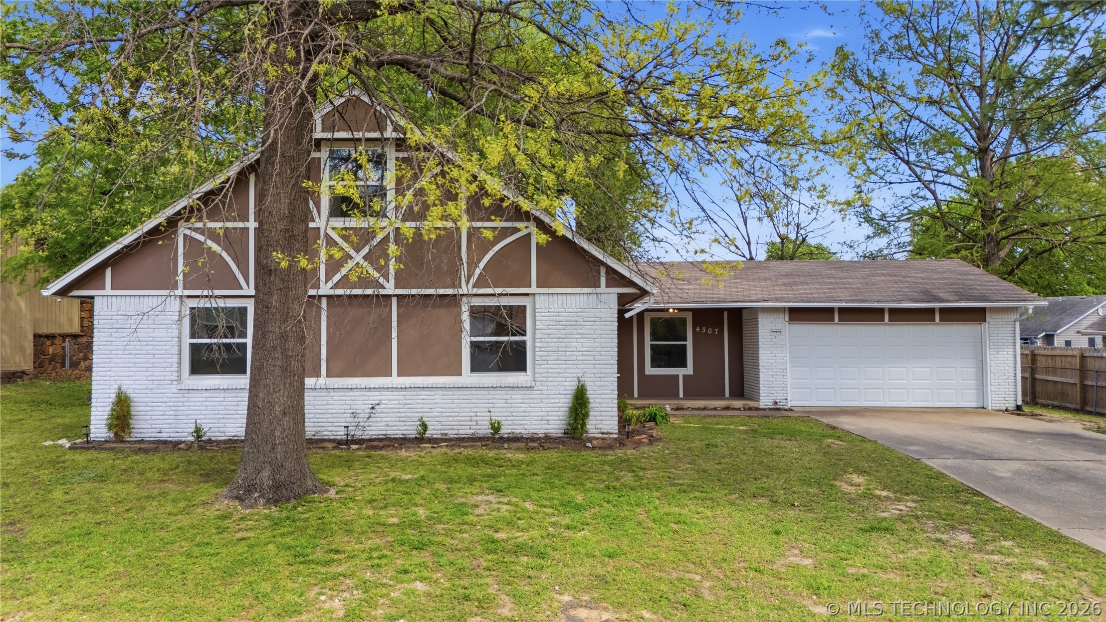 4307 S Hickory Place Property Photo 1