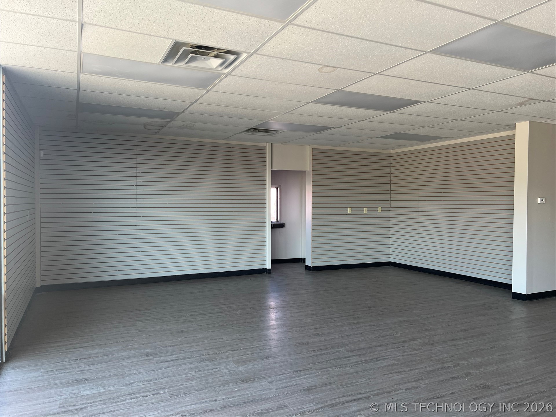 1005 E Will Rogers Boulevard Property Photo 8