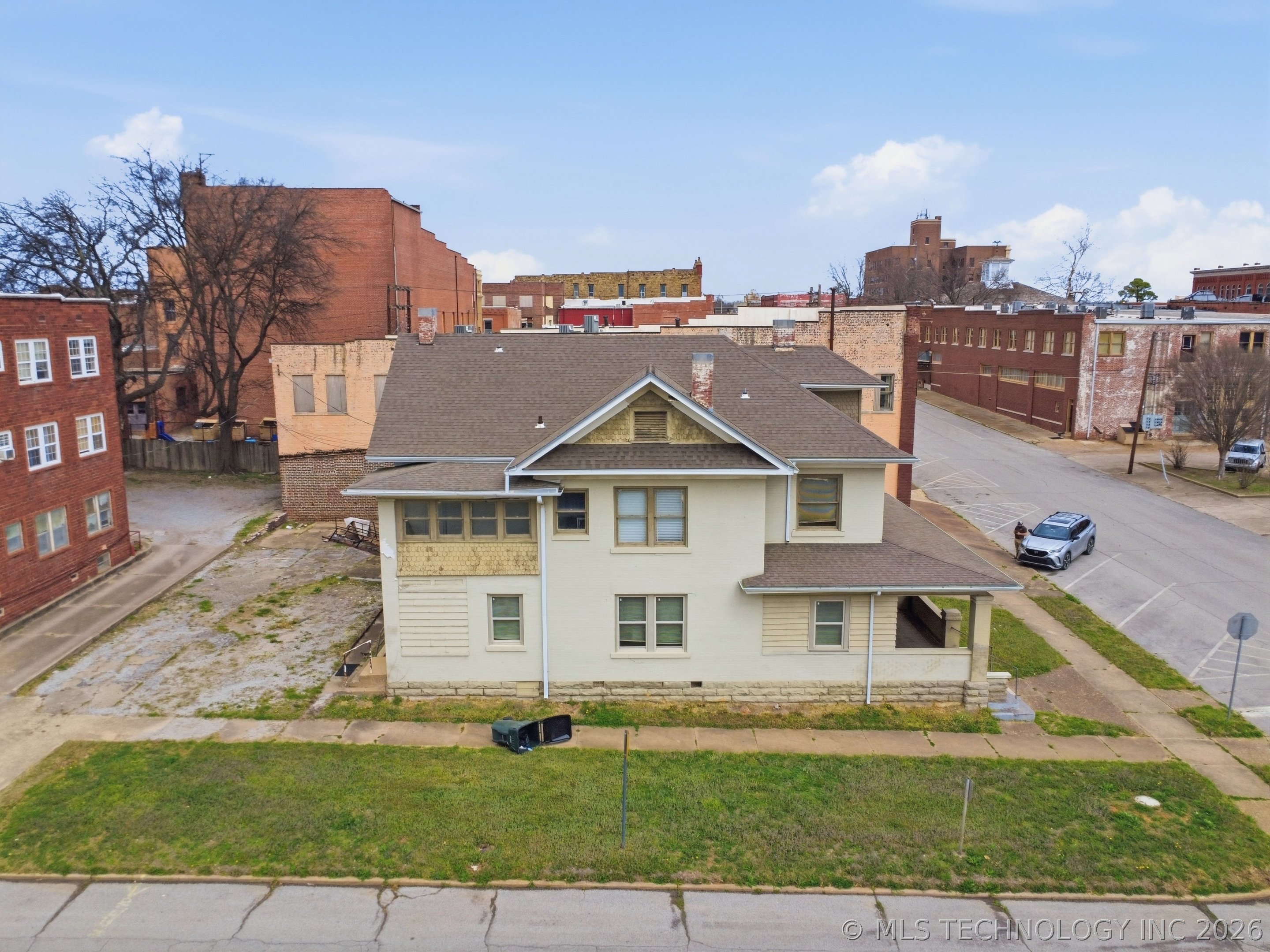 220 S Morton Avenue Property Photo 3