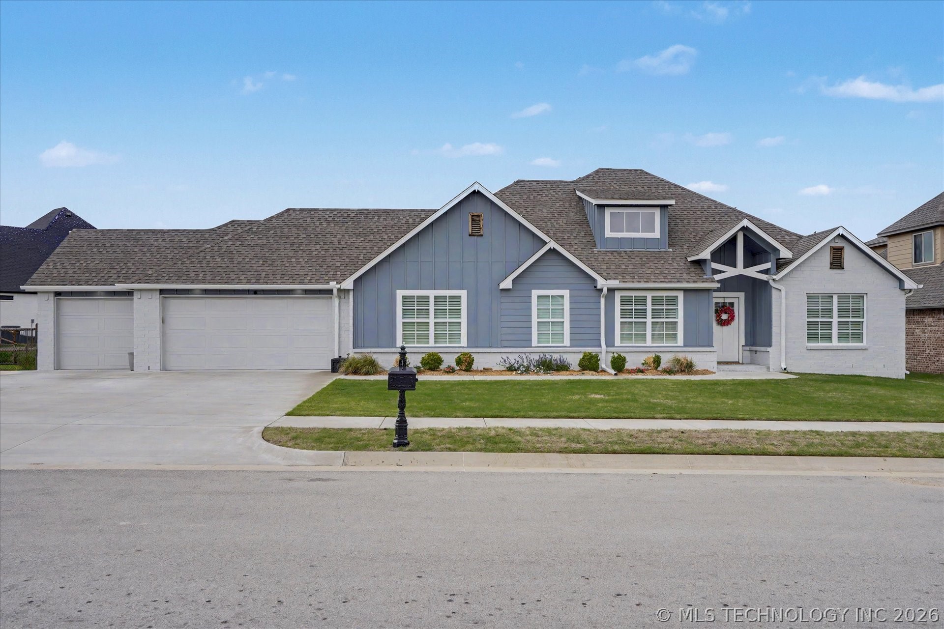 18977 E Ridgeline Road Property Photo 1