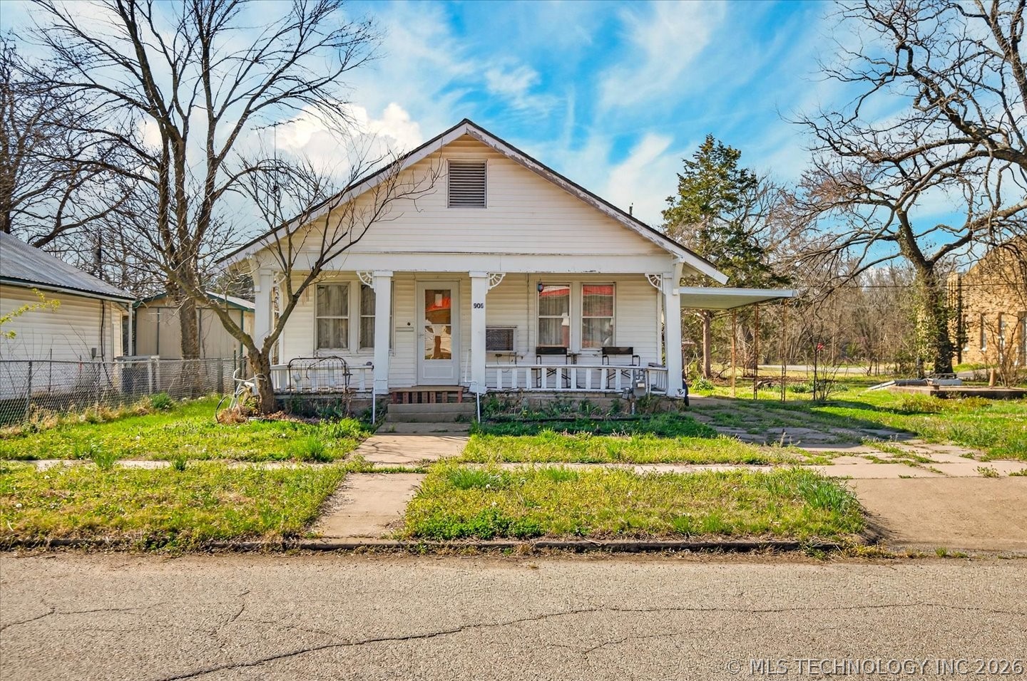 906 E 9th Street Property Photo 1