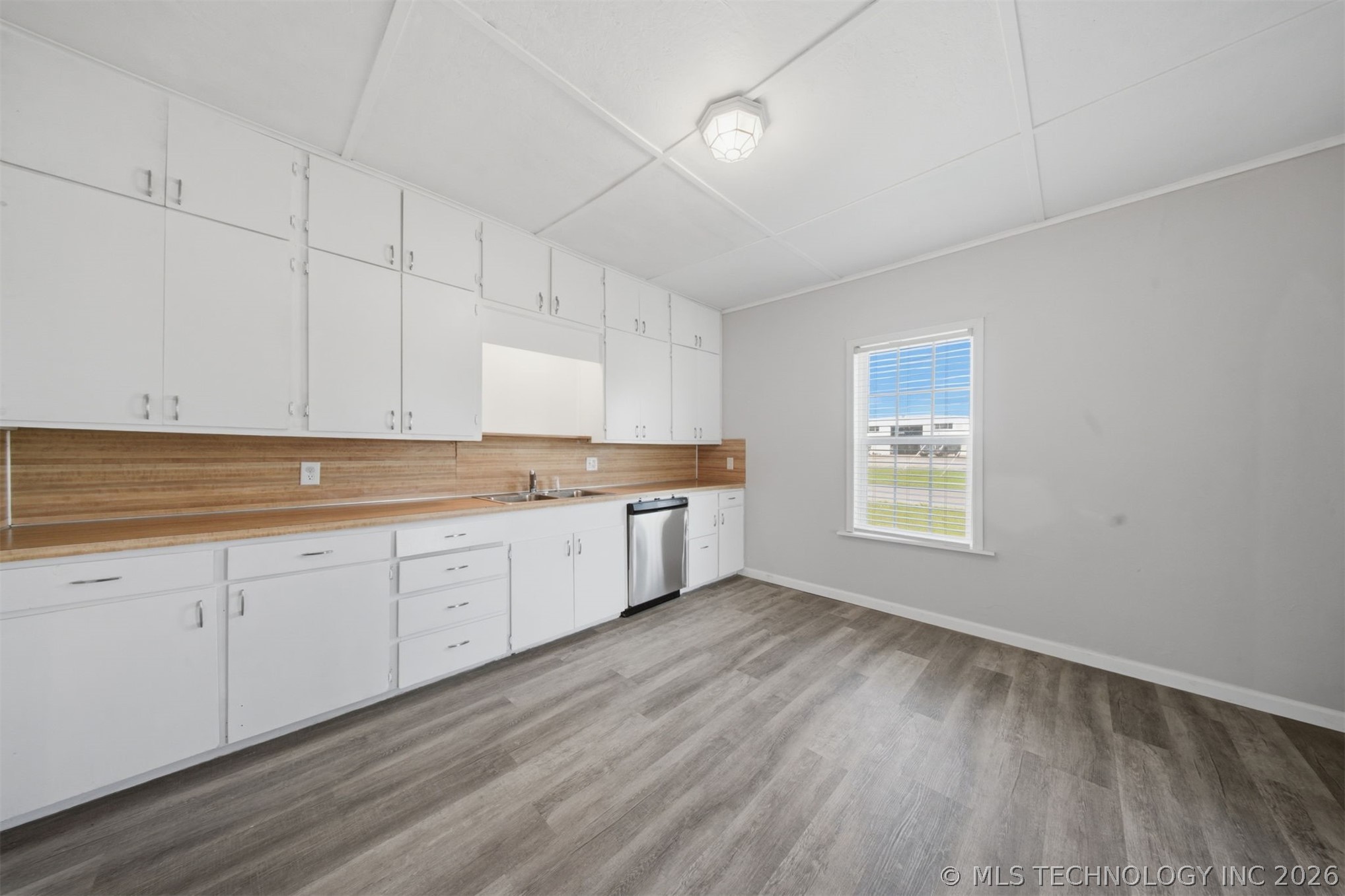 302 W Maple Street Property Photo 5