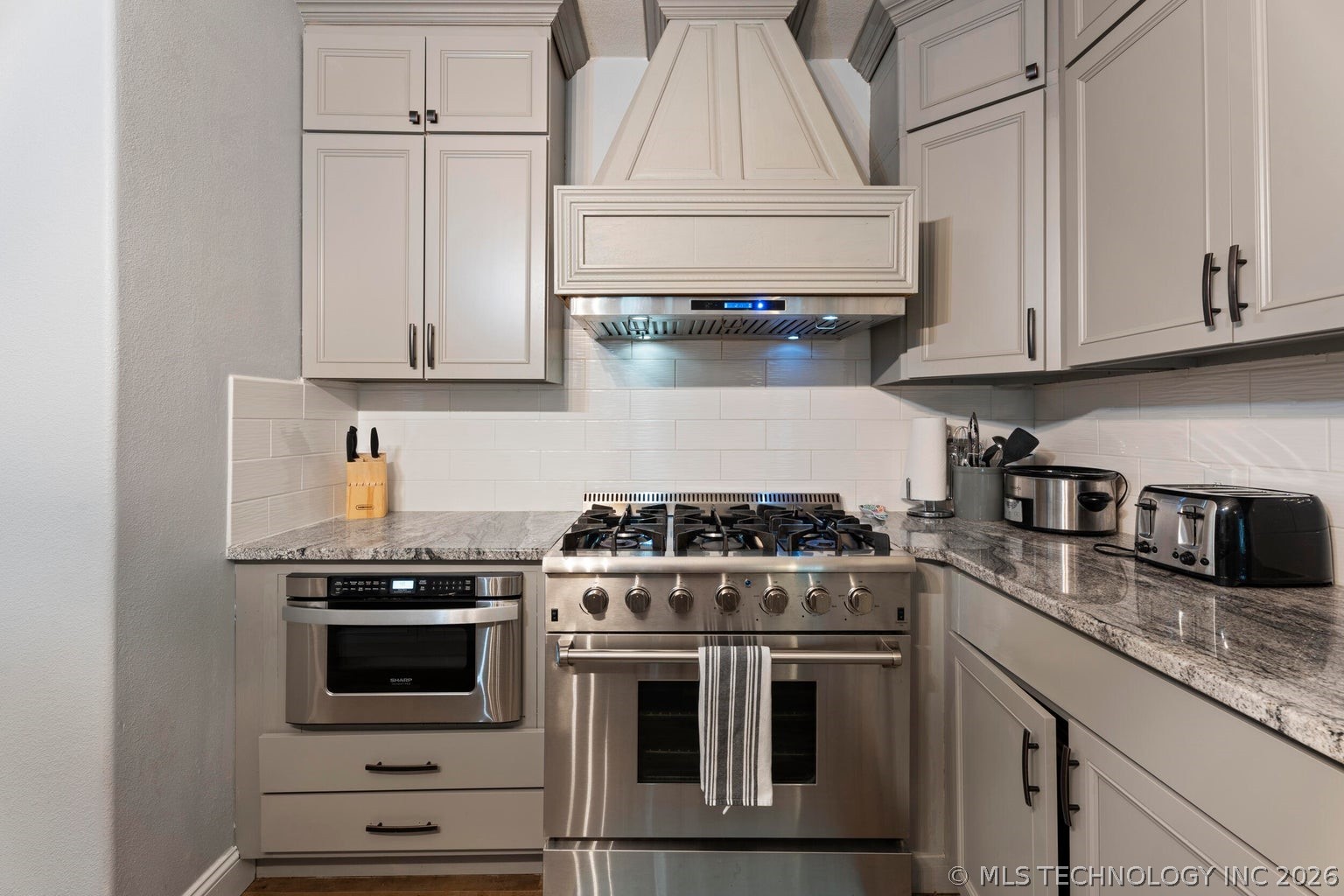 450521 Lake Shore Drive Property Photo 22