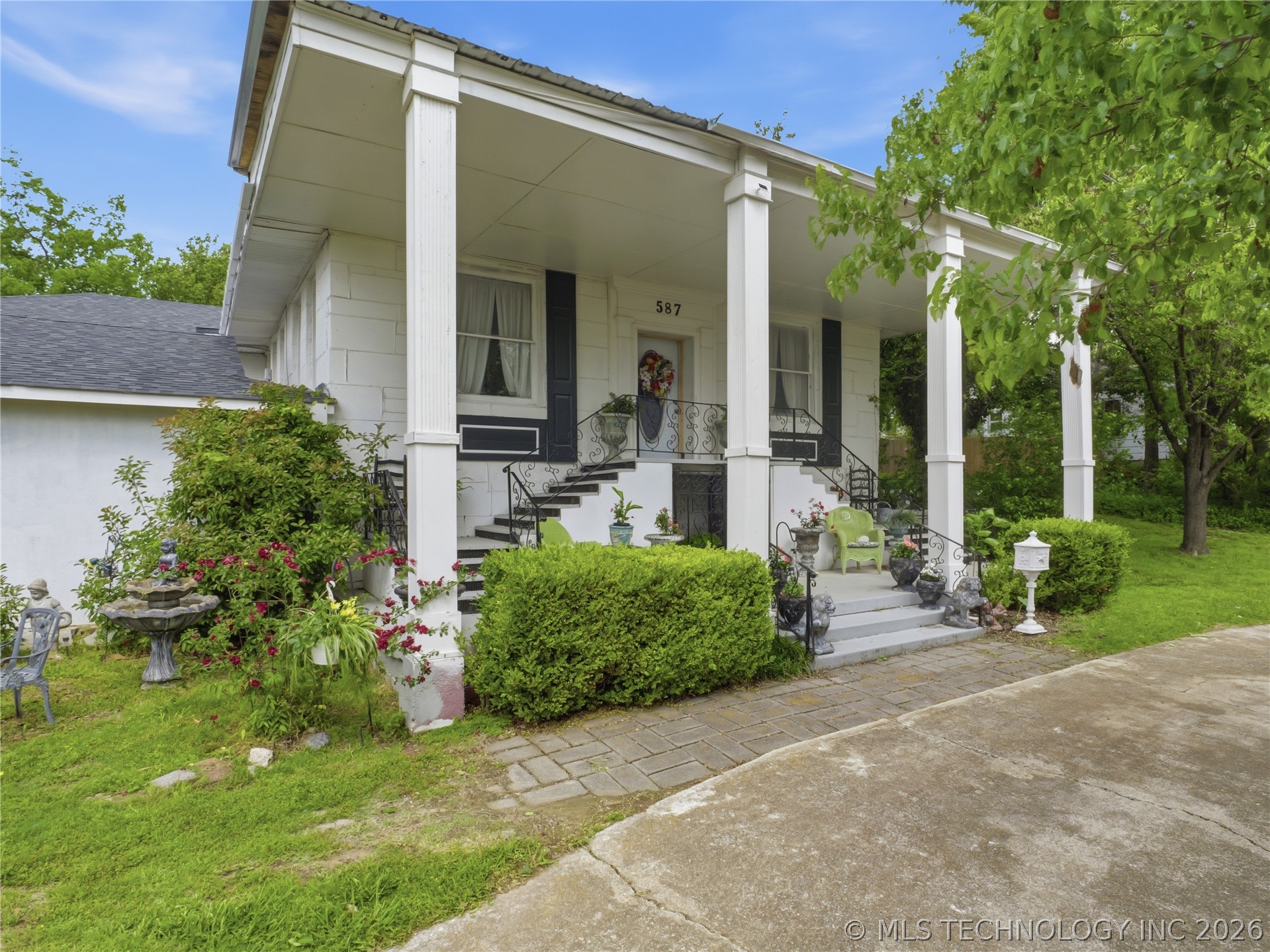 587 S Montana Property Photo 3