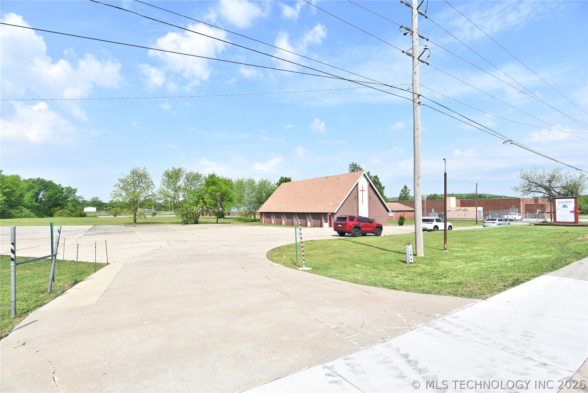 5460 N Peoria Avenue Property Photo 2