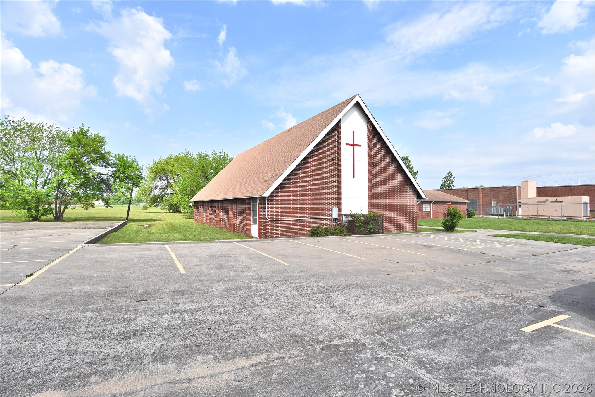 5460 N Peoria Avenue Property Photo 3