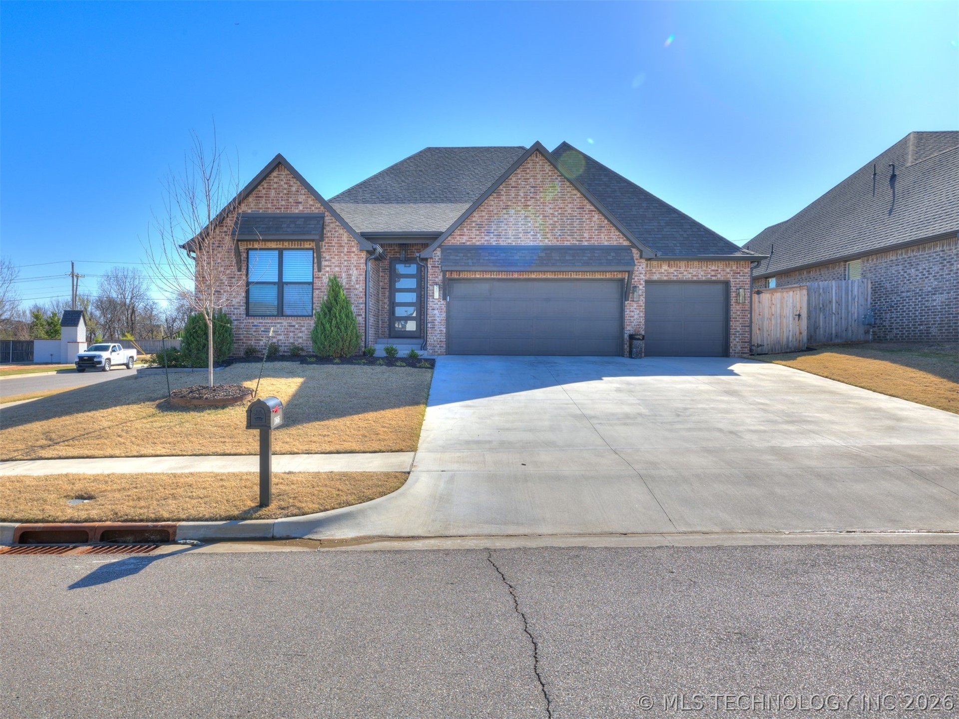 13605 S 21st Place E Property Photo 4