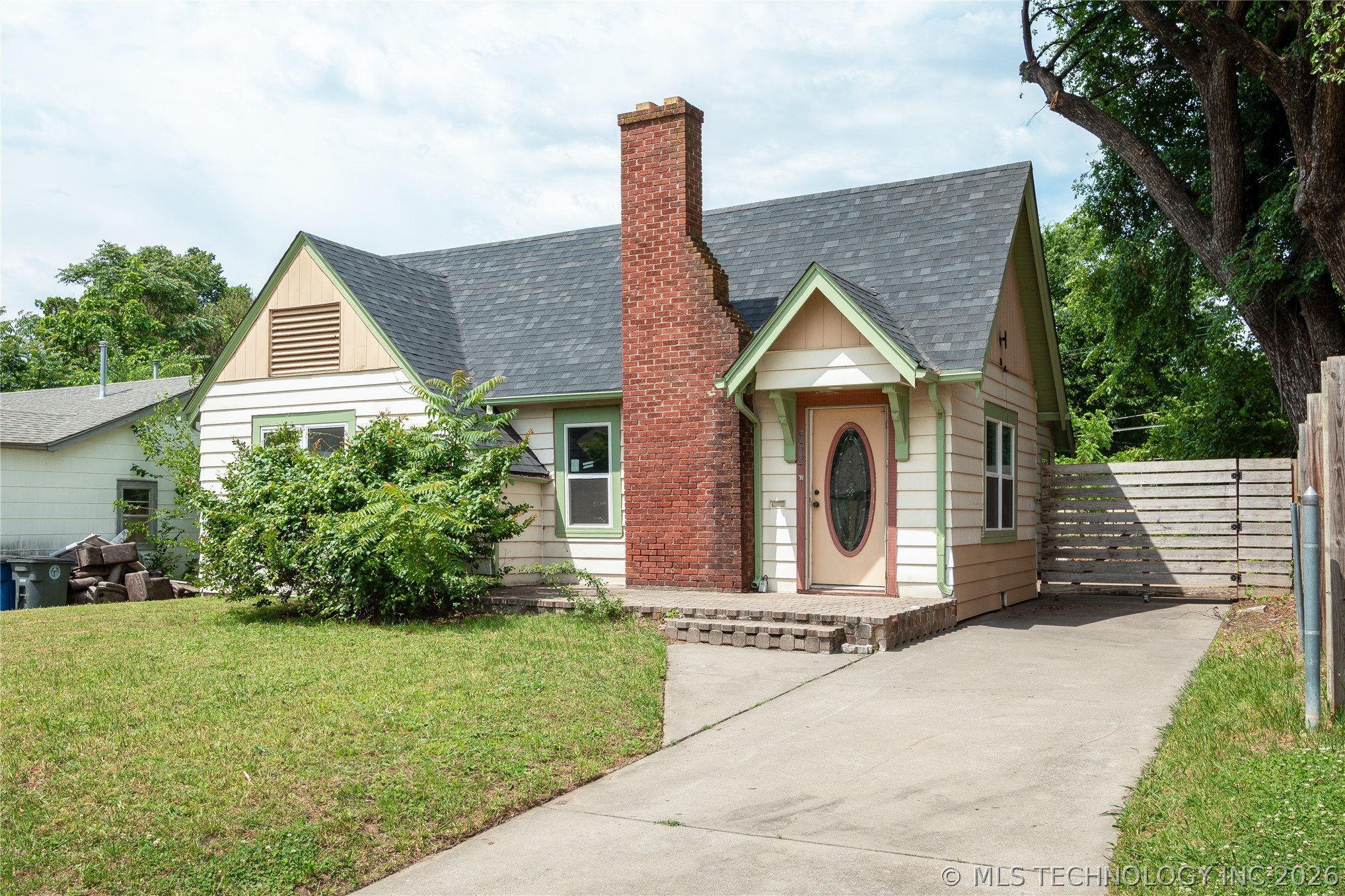 832 N College Avenue Property Photo 2