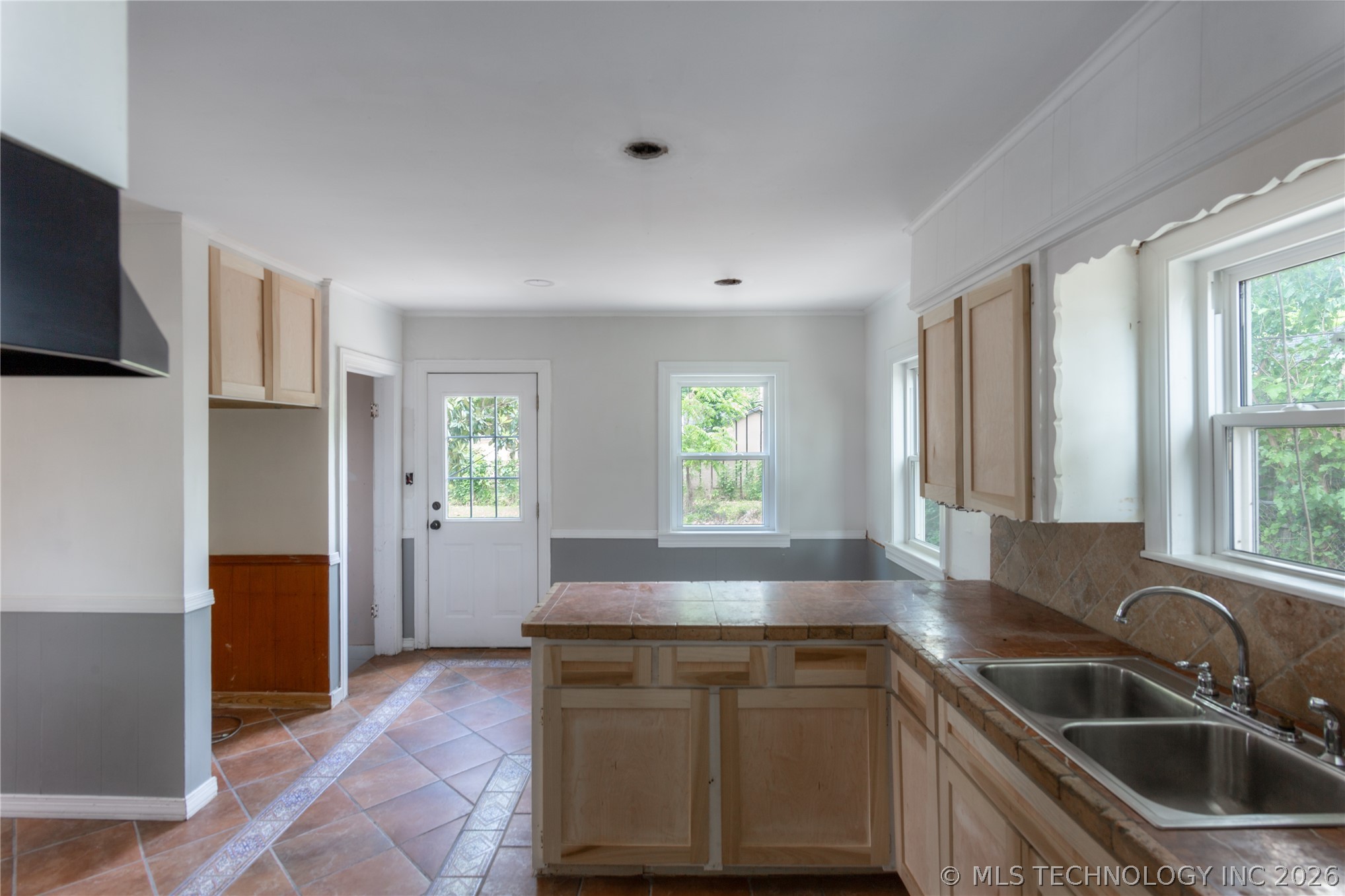 832 N College Avenue Property Photo 22