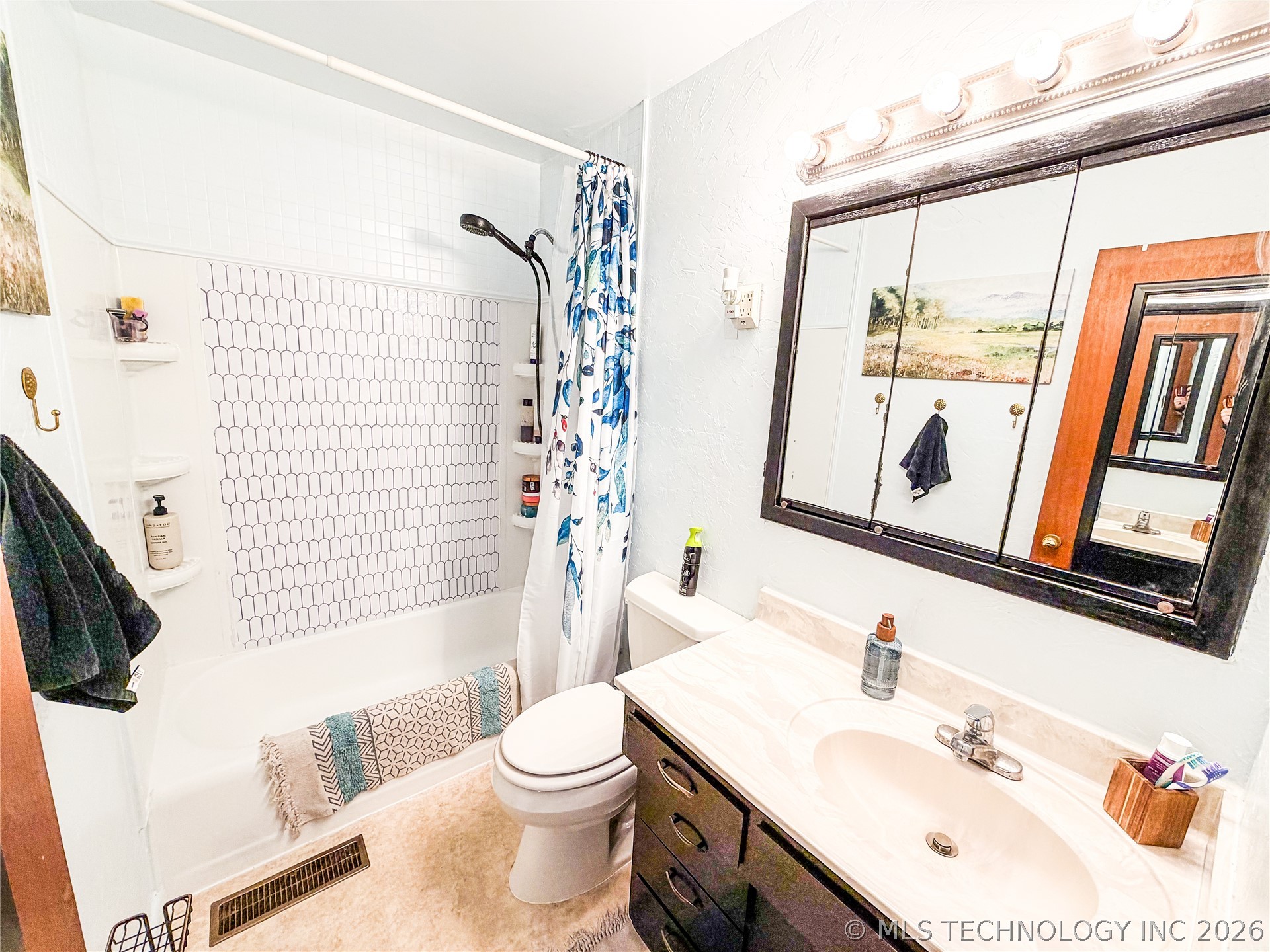 521 N Grand Avenue Property Photo 6