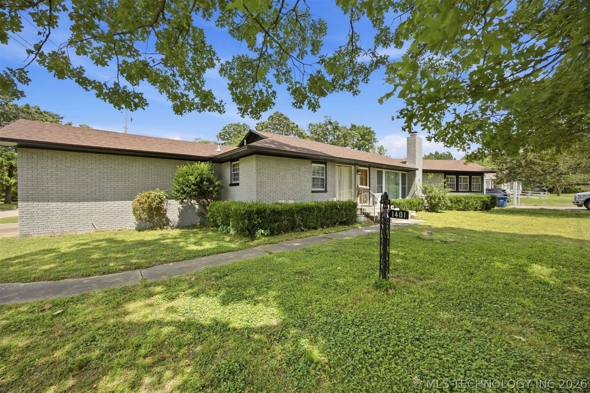 1401 E South Avenue Property Photo 2