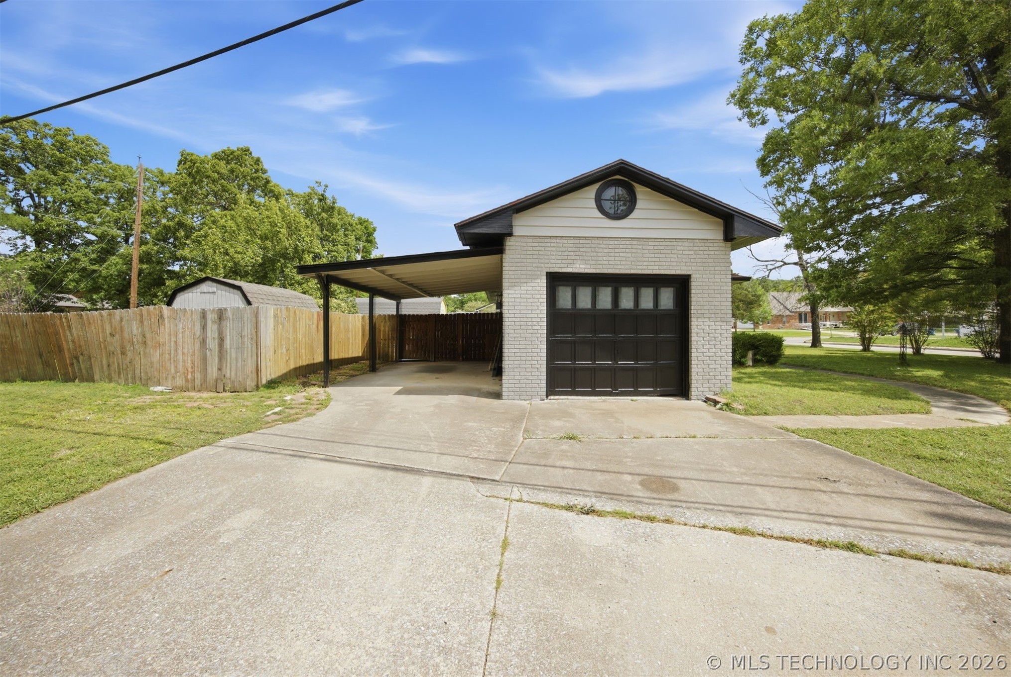 1401 E South Avenue Property Photo 3