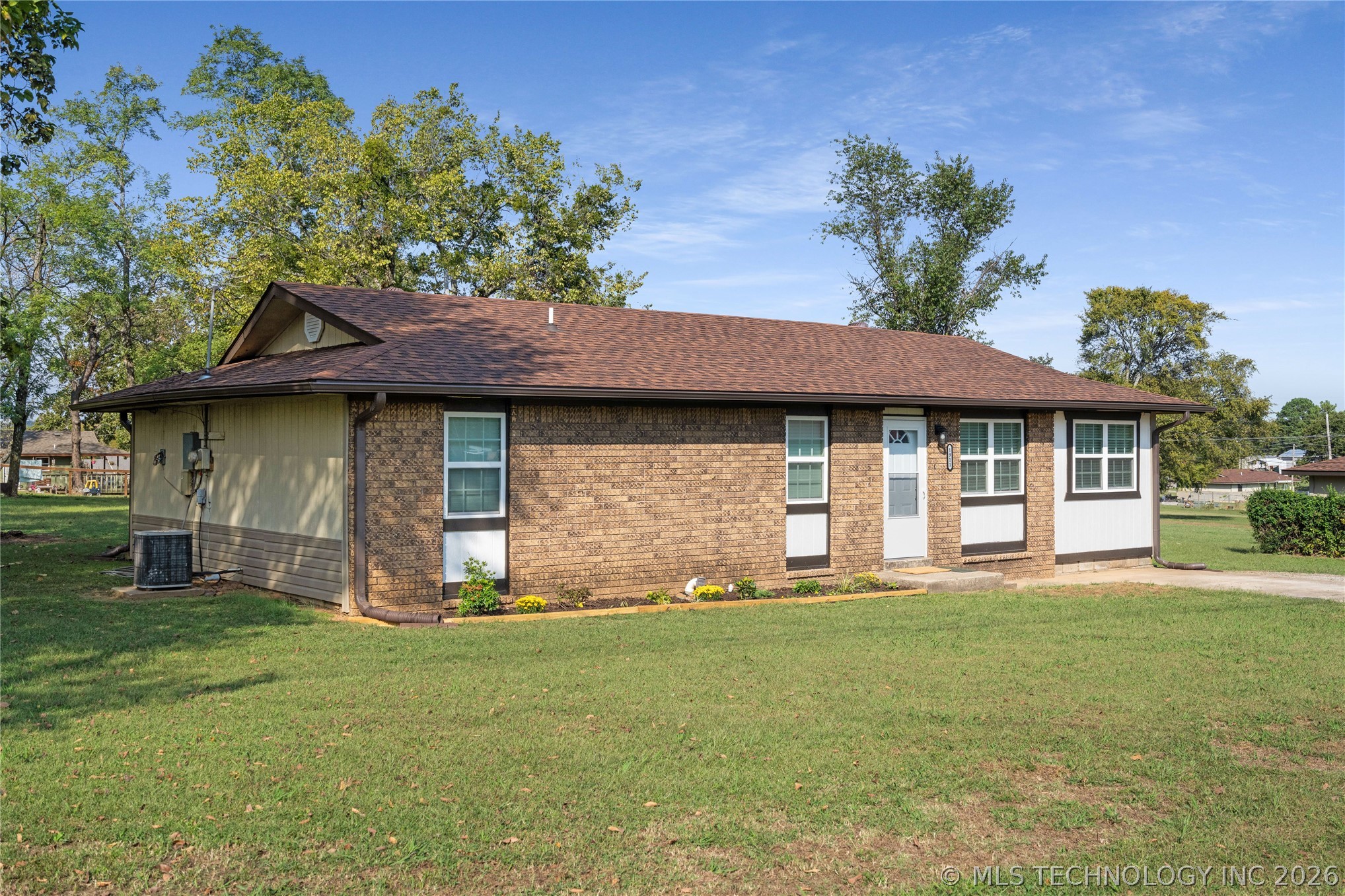 1911 N Maple Street Property Photo 3