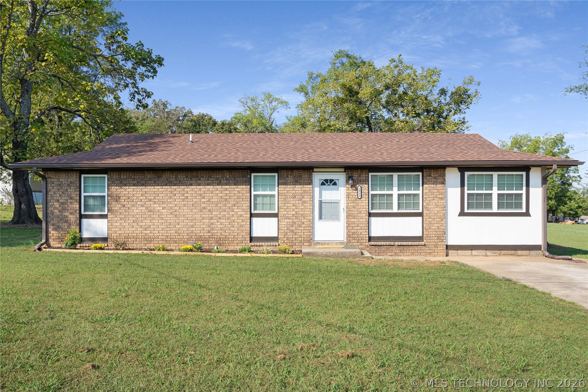 1911 N Maple Street Property Photo 11
