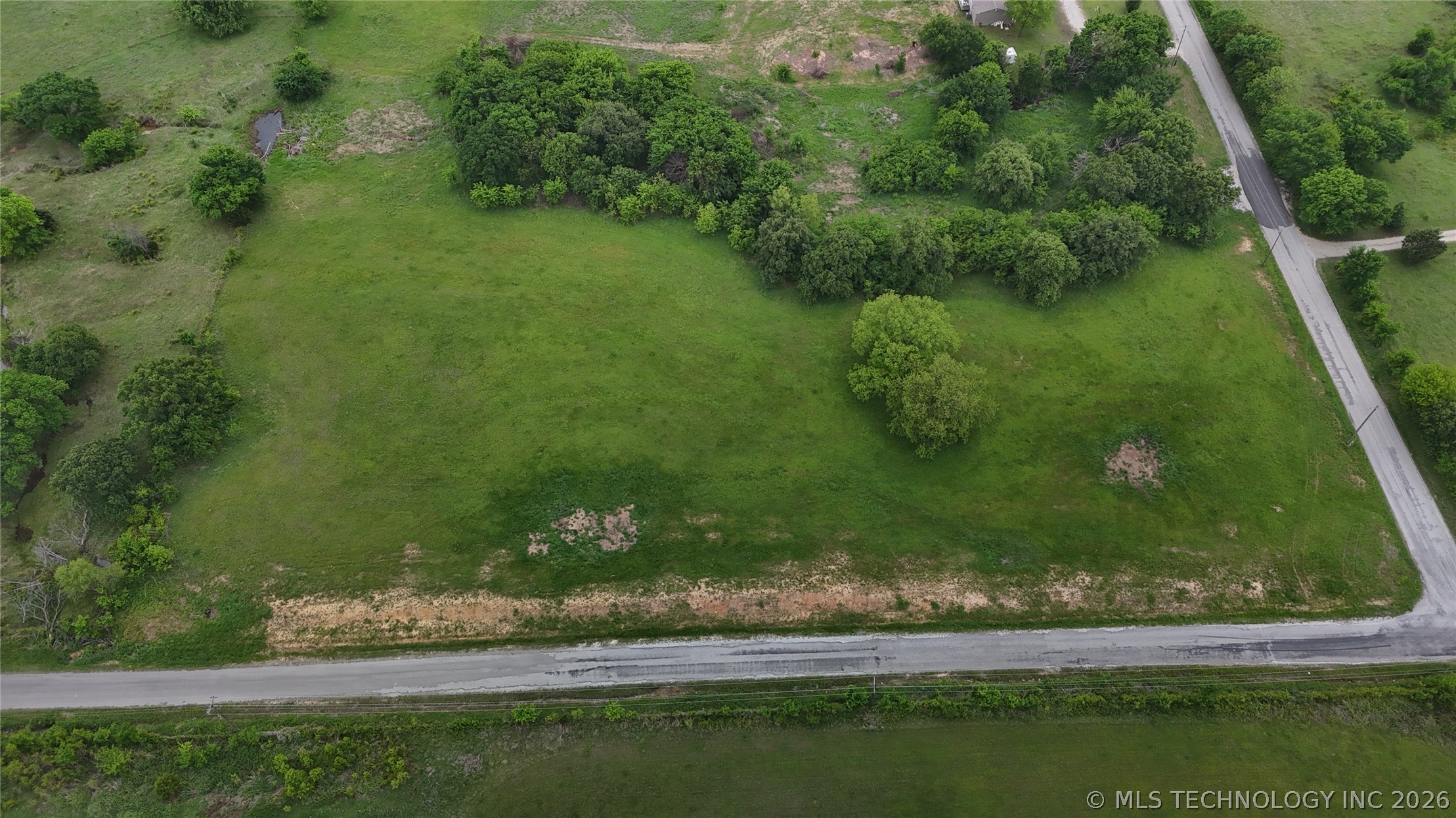 01 Memorial Road Property Photo 3