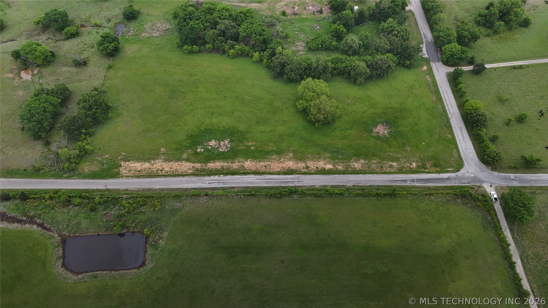 01 Memorial Road Property Photo 4