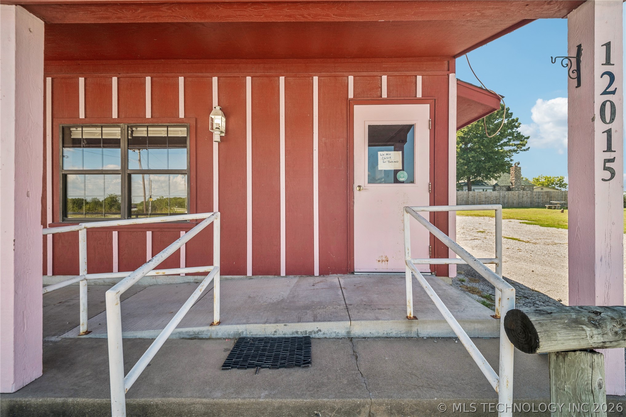12015 S Poplar Street Property Photo 4