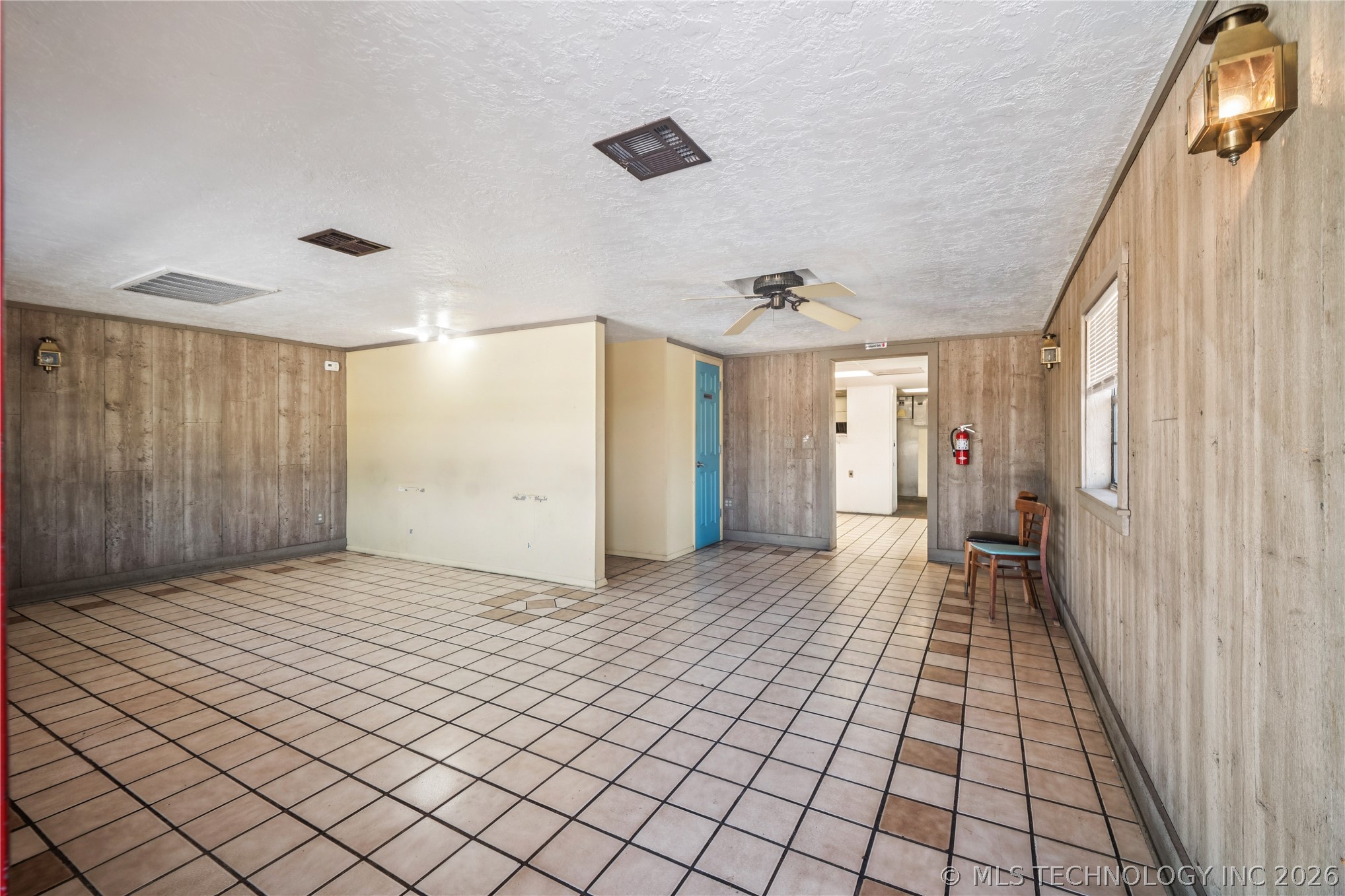 12015 S Poplar Street Property Photo 5