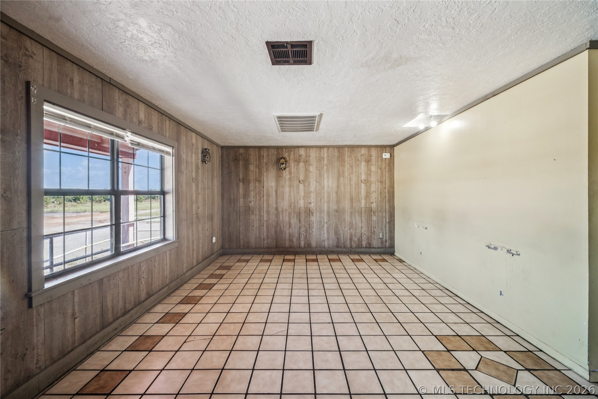 12015 S Poplar Street Property Photo 7