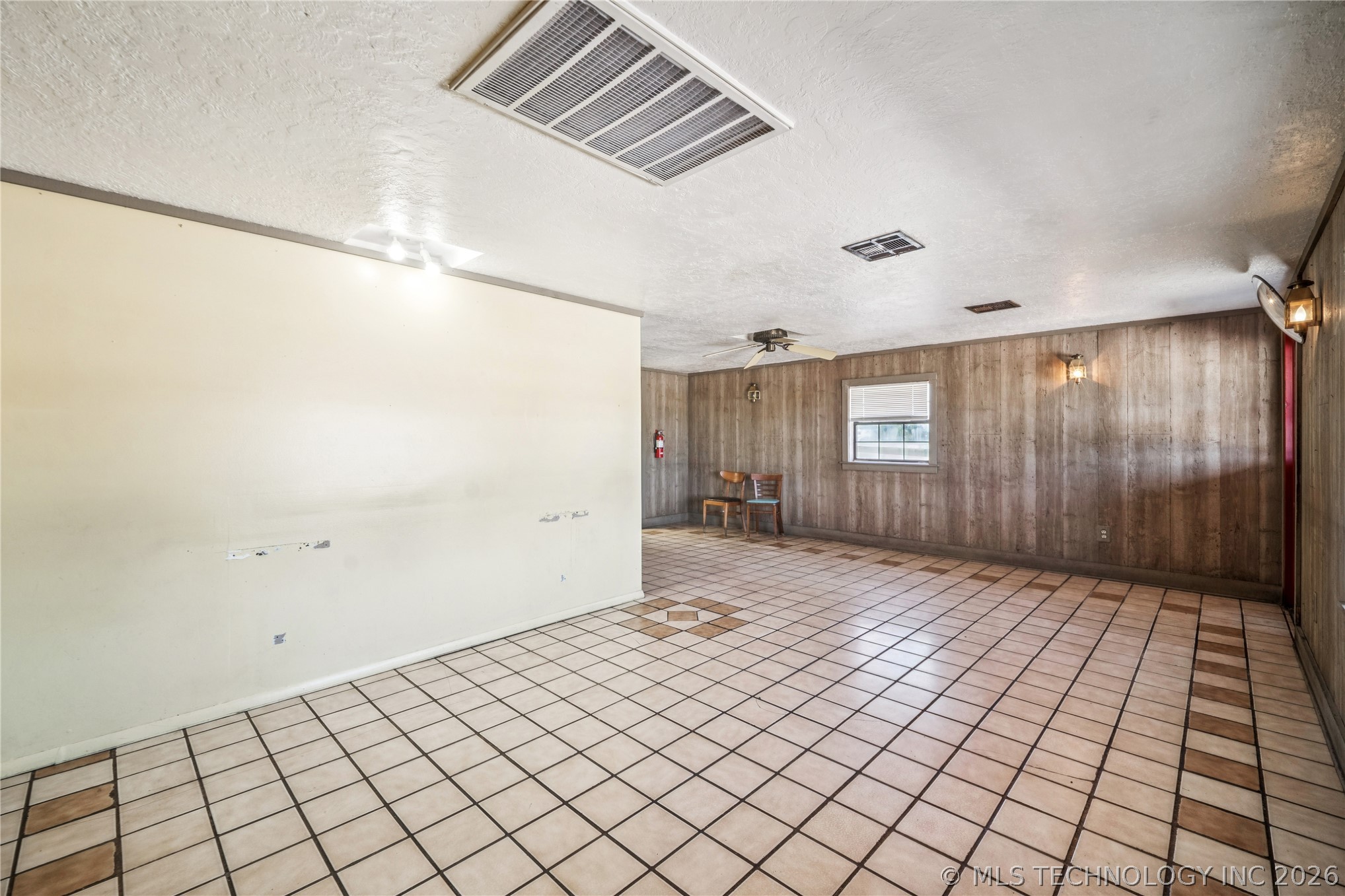 12015 S Poplar Street Property Photo 8