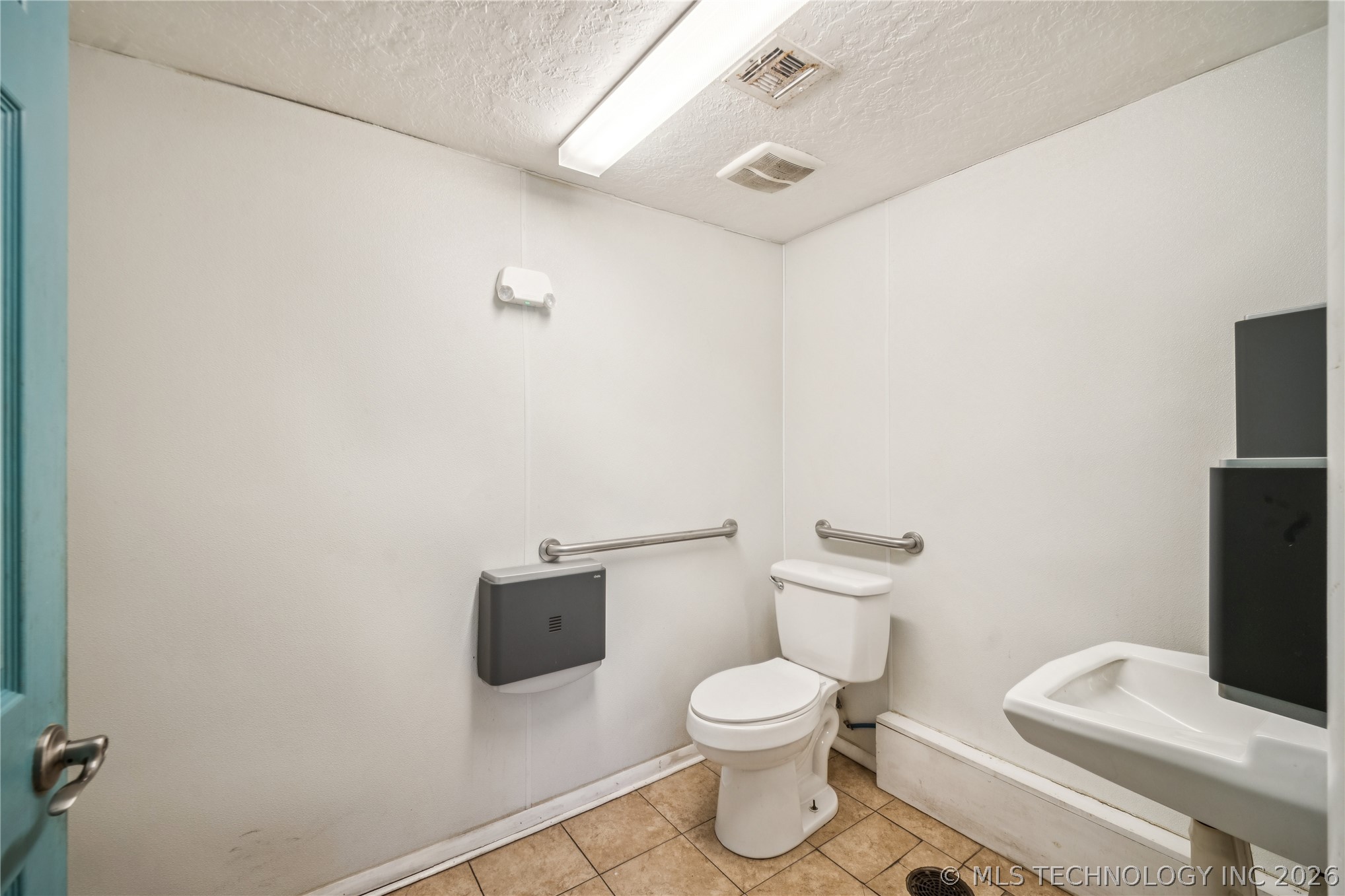 12015 S Poplar Street Property Photo 9