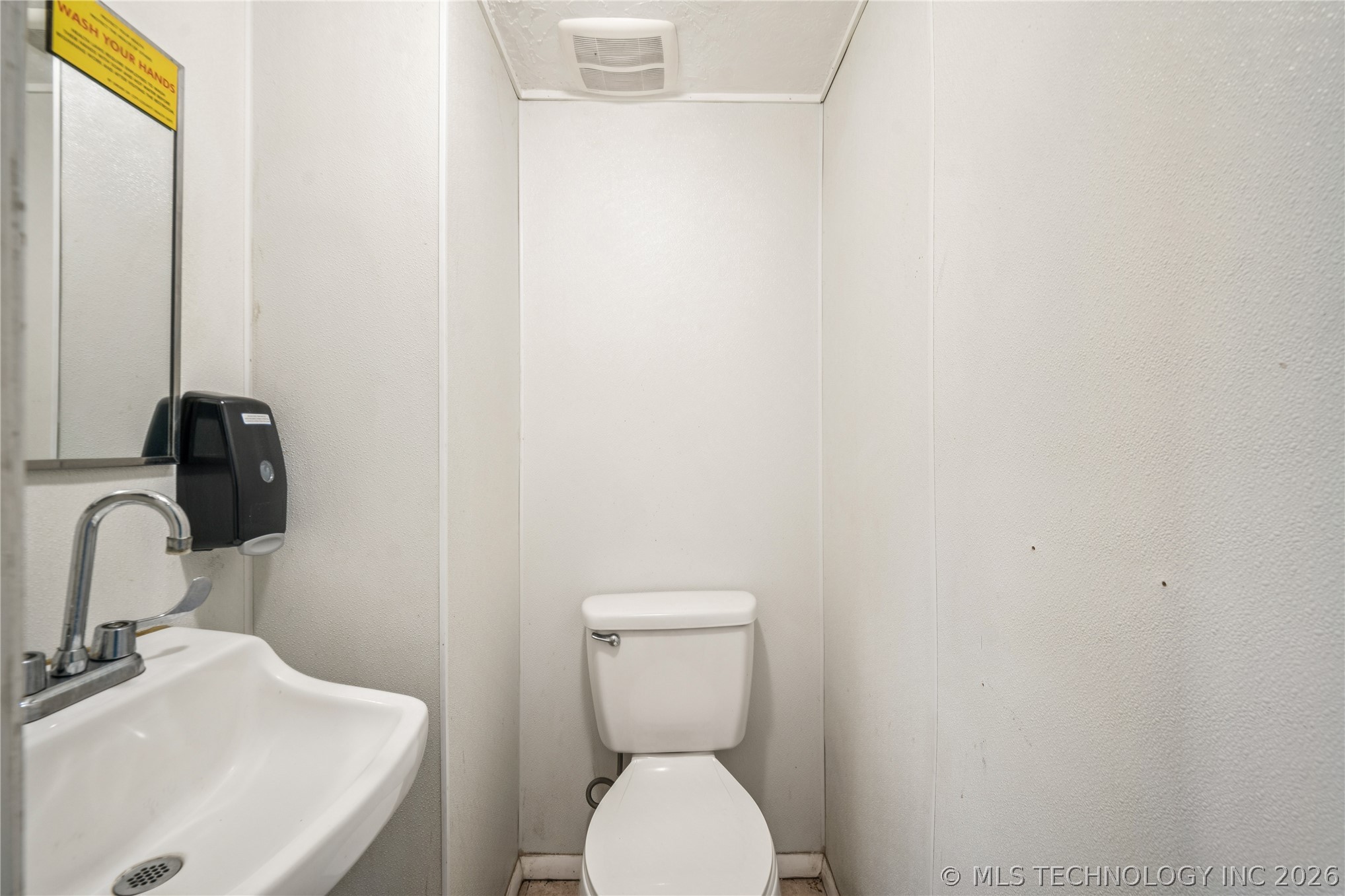12015 S Poplar Street Property Photo 10