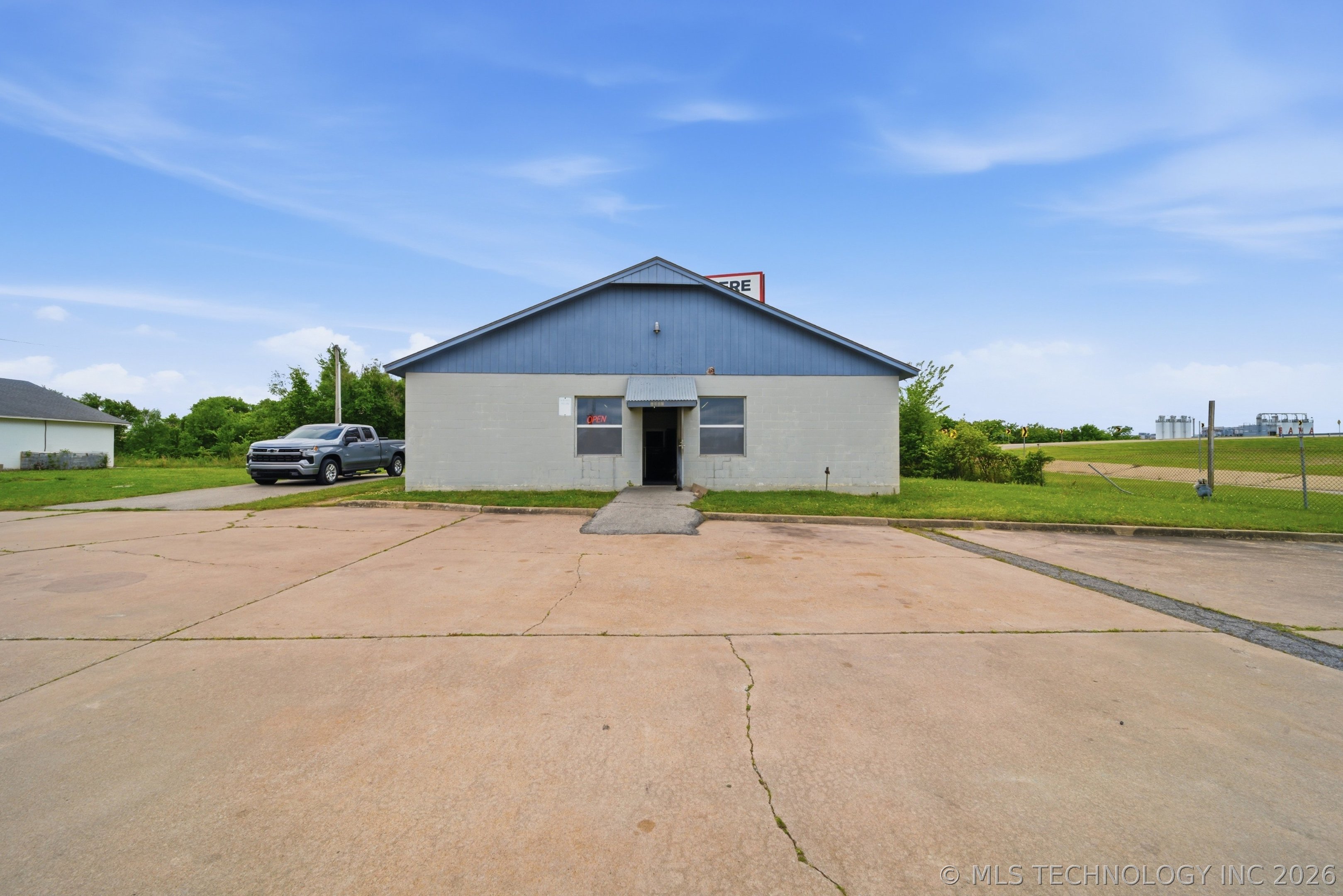 2604 E Apache Street Property Photo 2