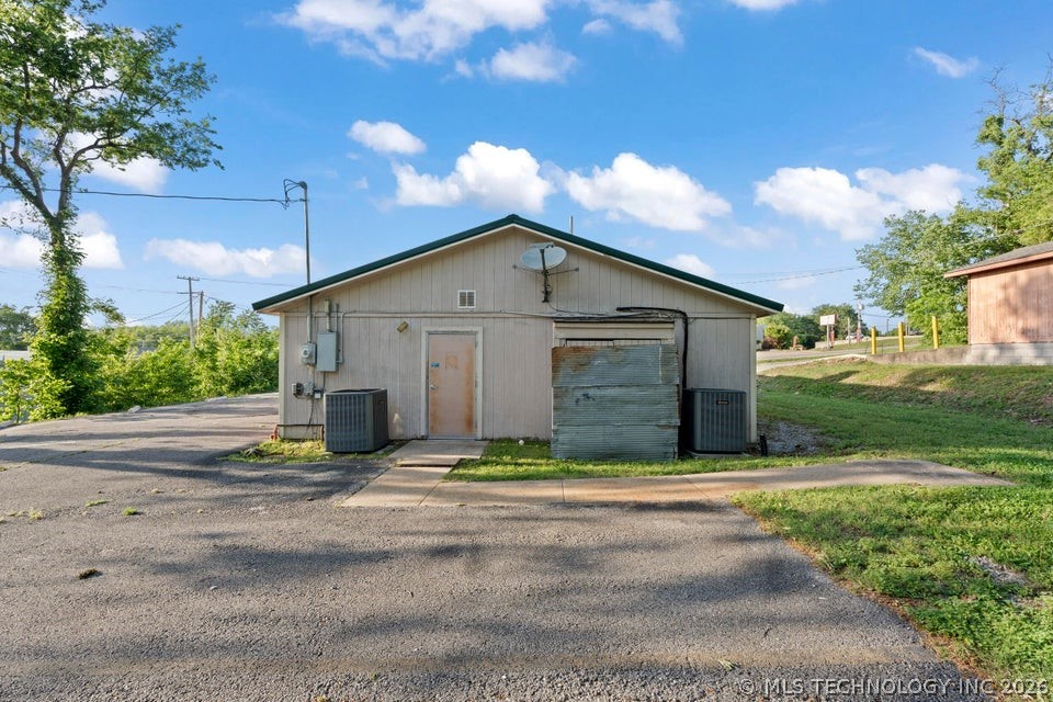 310 E 3rd Street Property Photo 6