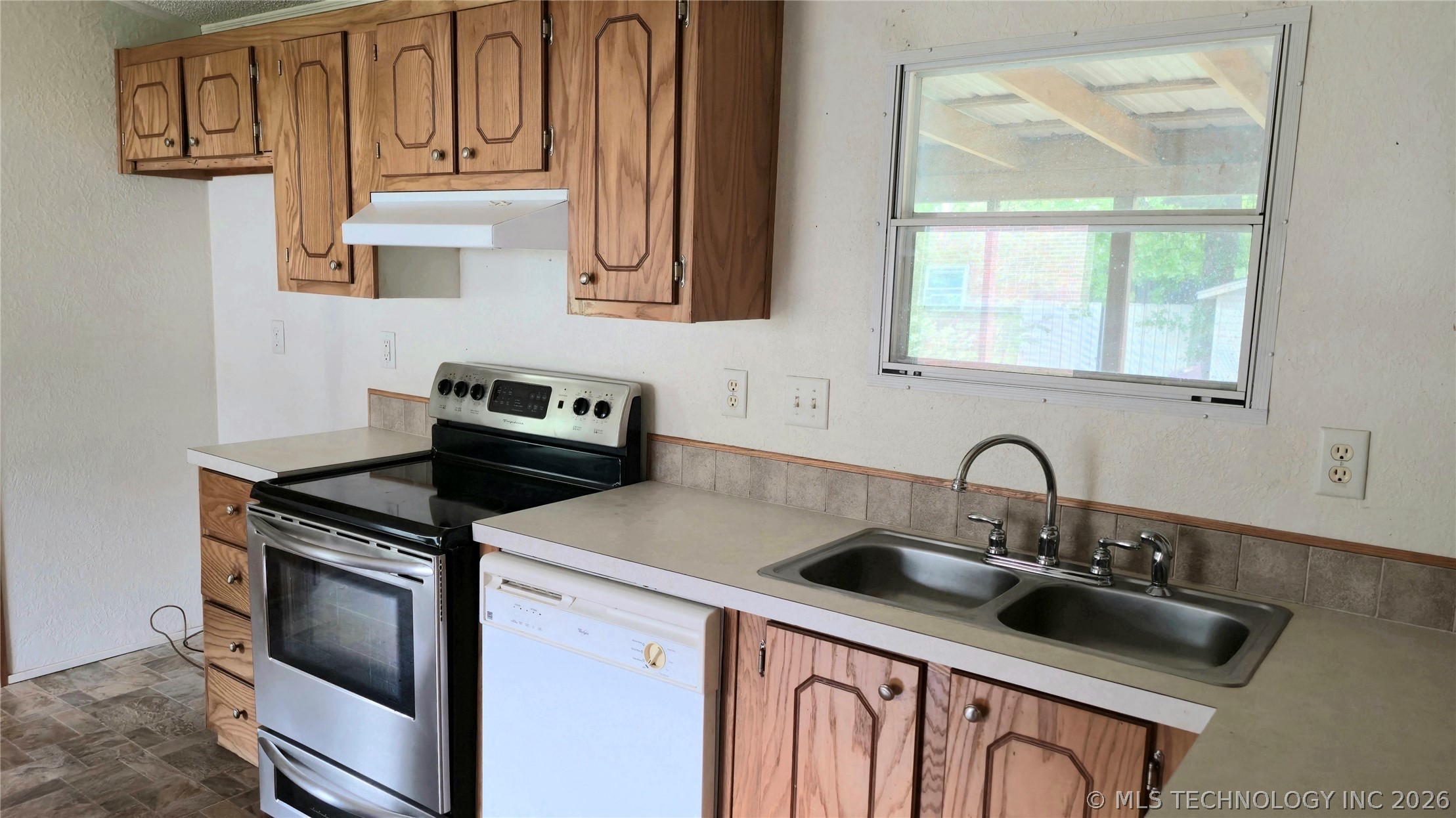 417566 E 1140 Road Property Photo 4