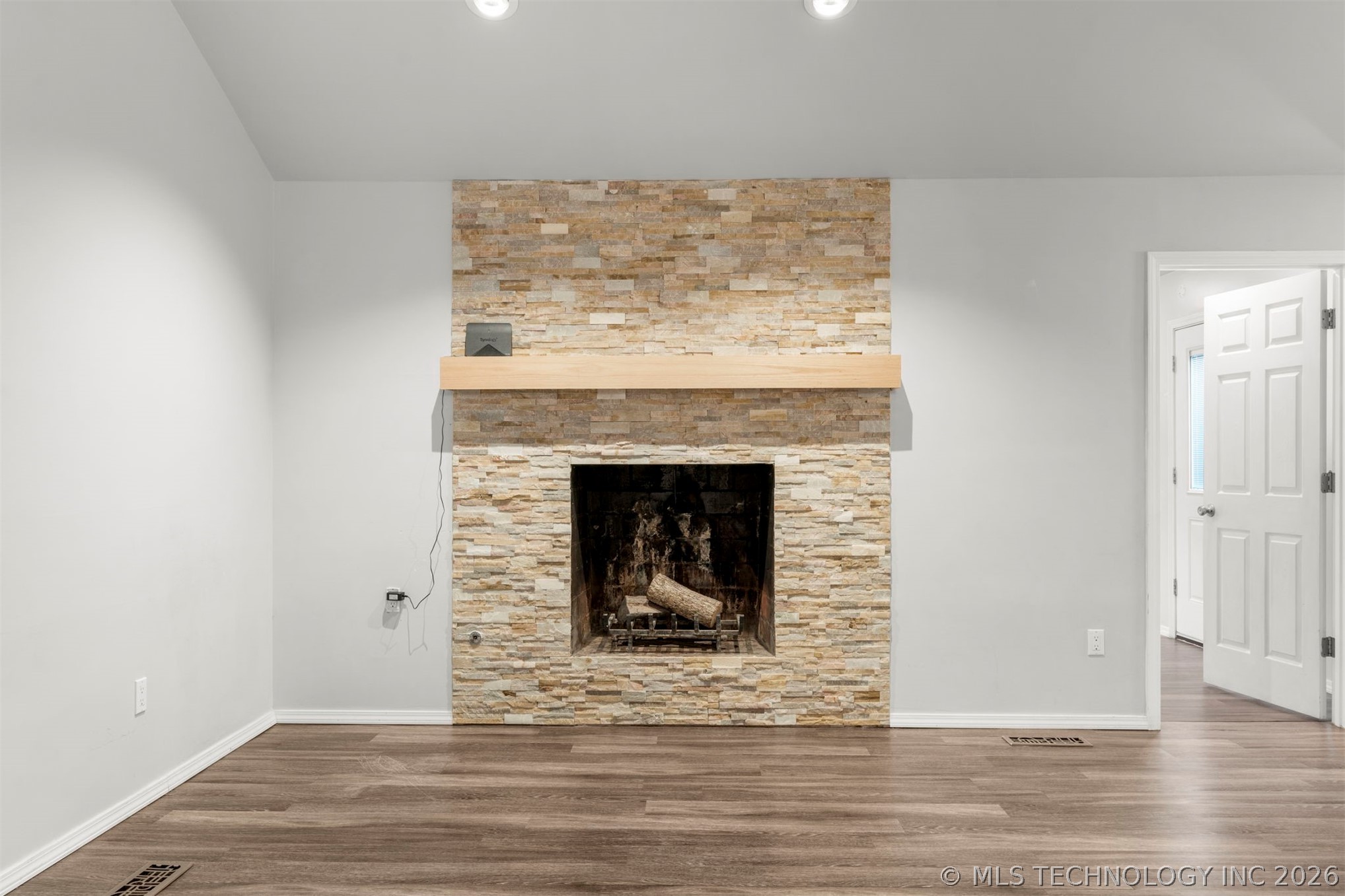6715 E 95th Street Property Photo 4