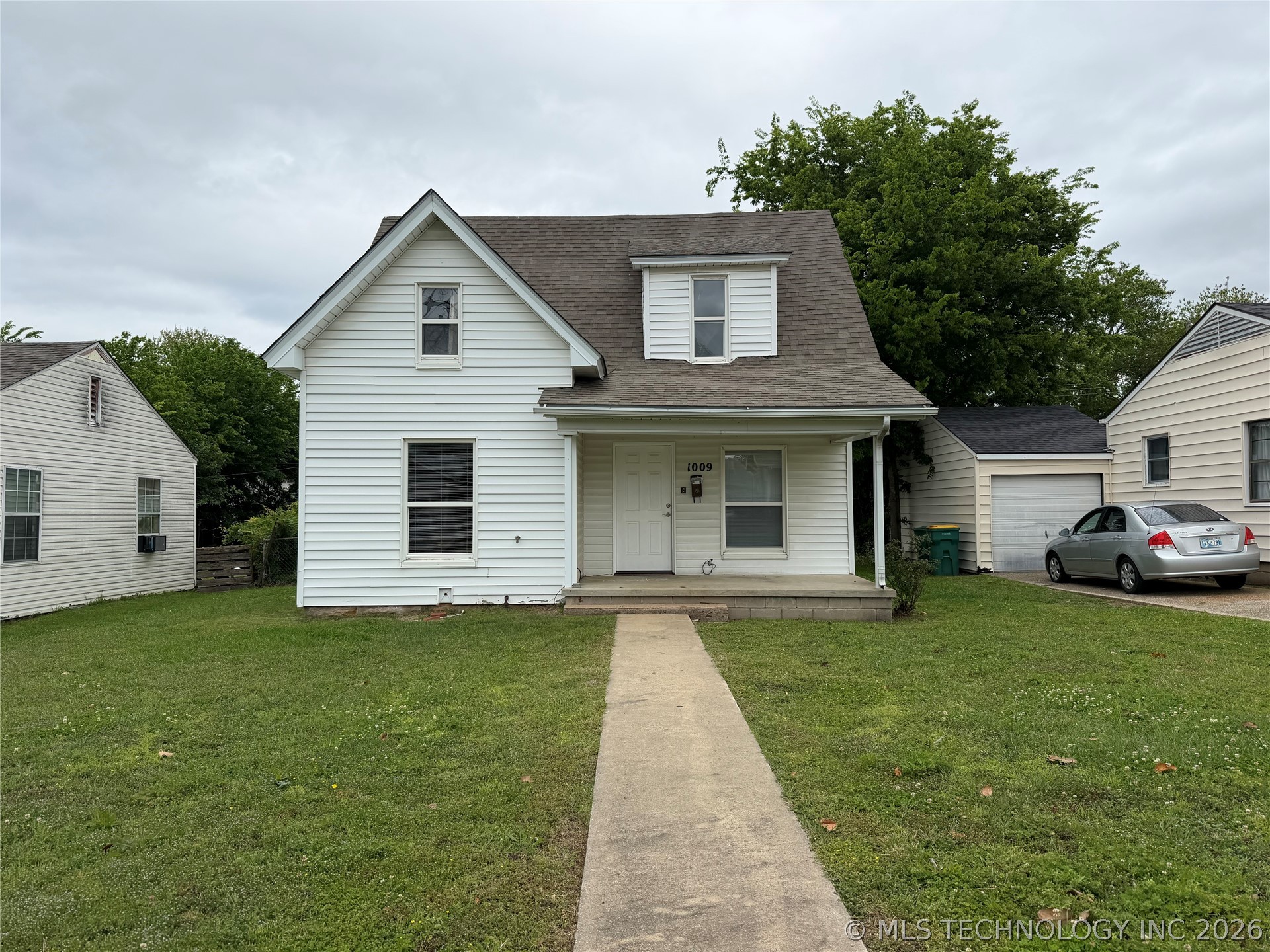 1009 E Thompson Avenue Property Photo 1