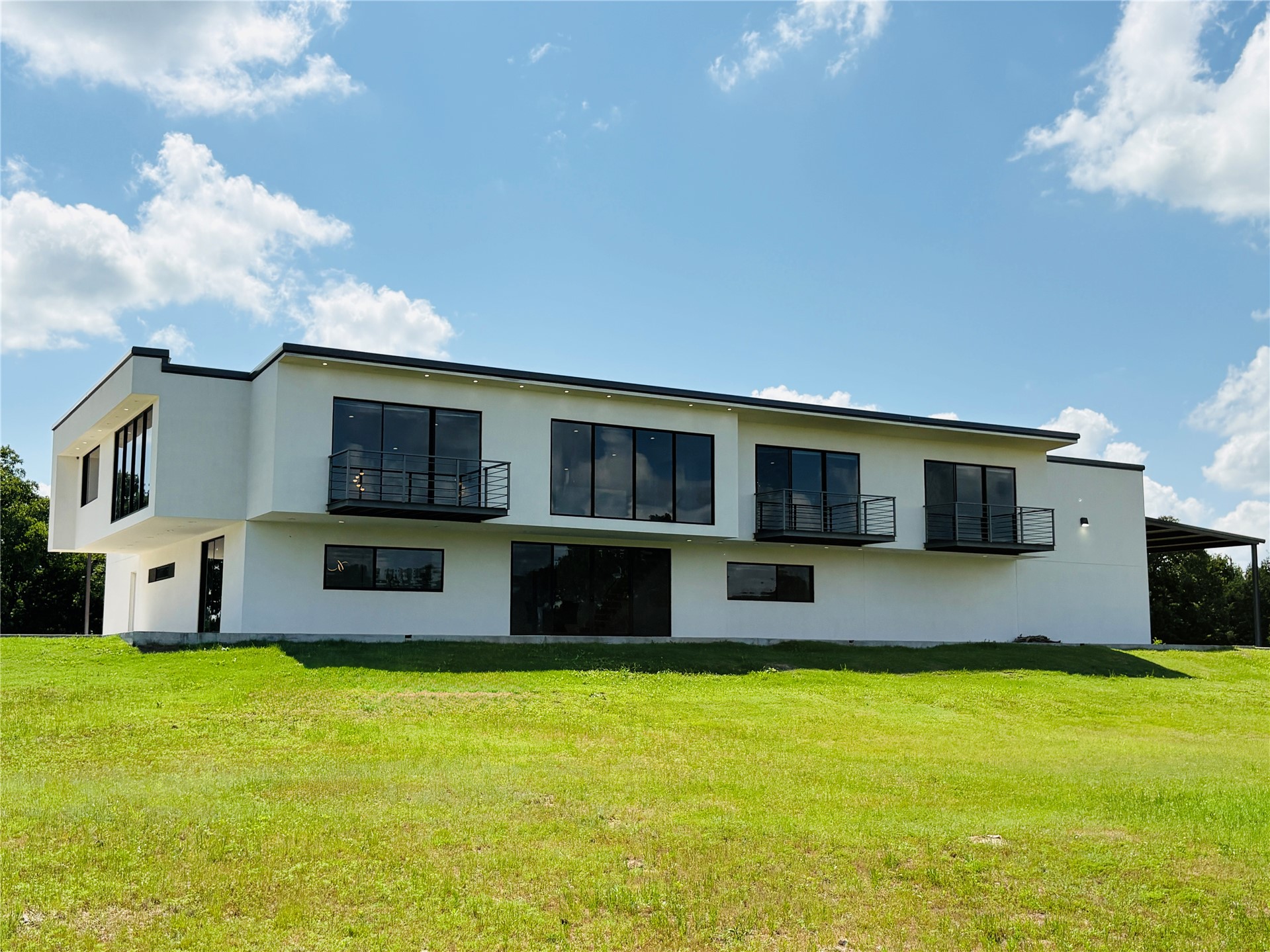 546 Mockingbird Property Photo 3